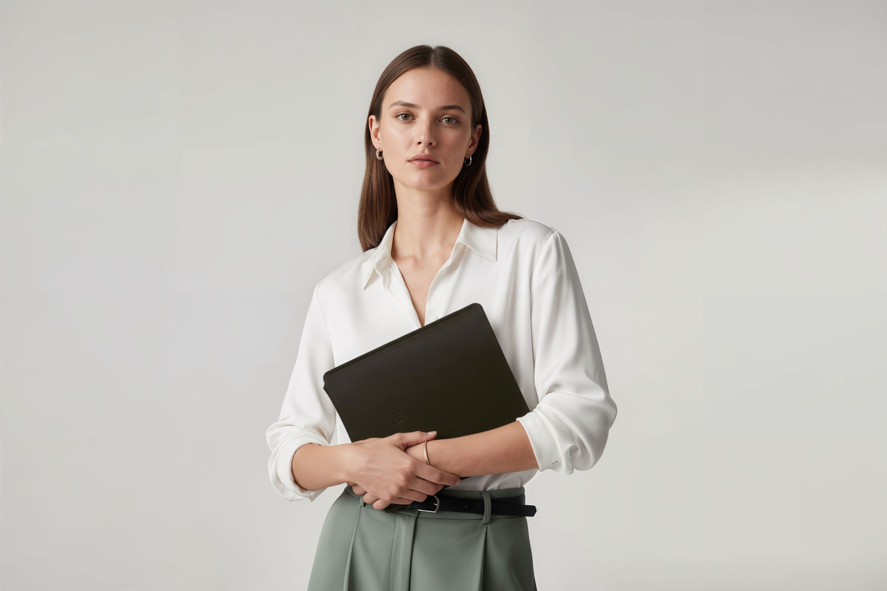 Leather Sleeve for iPad Leather Vertical Olive Green On Model Minimal Design Atelier Madre Manuel Dreesmann Barcelona