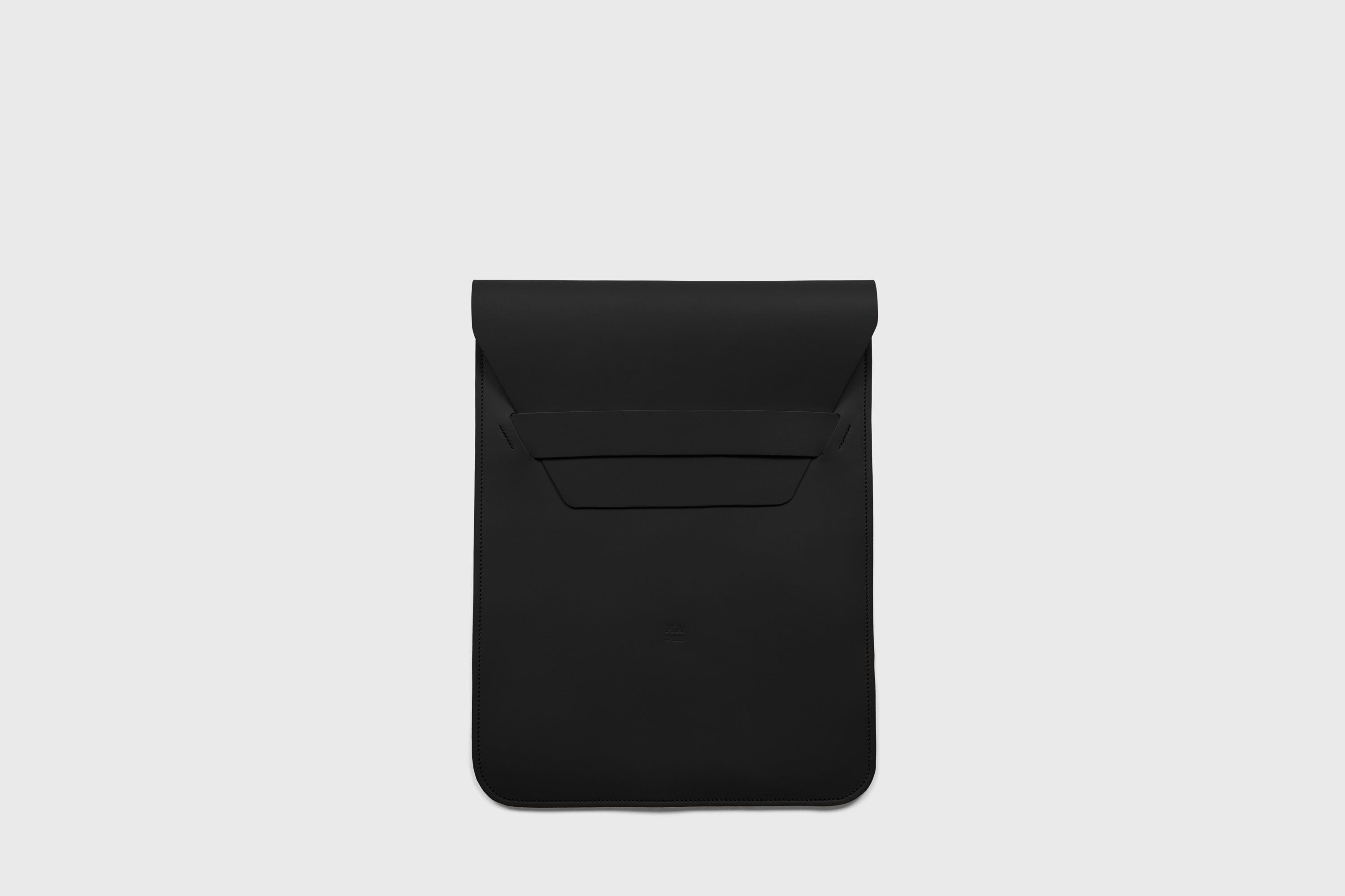 Leather Sleeve MacBook Vertical Black Color Protection Case Bag Laptop Sleeve Real Full Grain Leather Minimalist Sleek Modern Design Atelier Madre Manuel Dreesmann Barcelona Spain