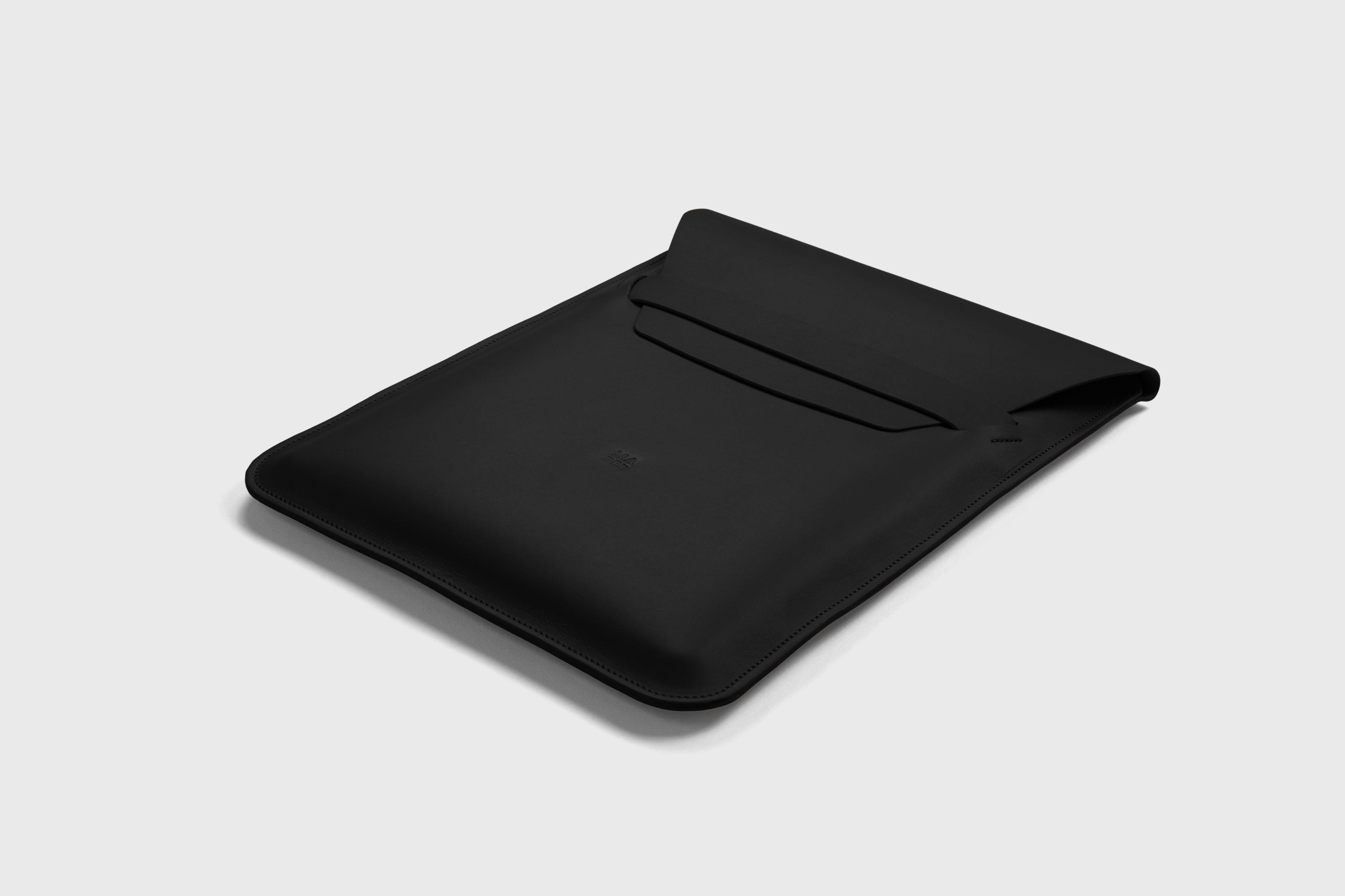 Leather Sleeve MacBook Vertical Black Color Protection Case Bag Laptop Sleeve Real Full Grain Leather Minimalist Sleek Modern Design Atelier Madre Manuel Dreesmann Barcelona Spain