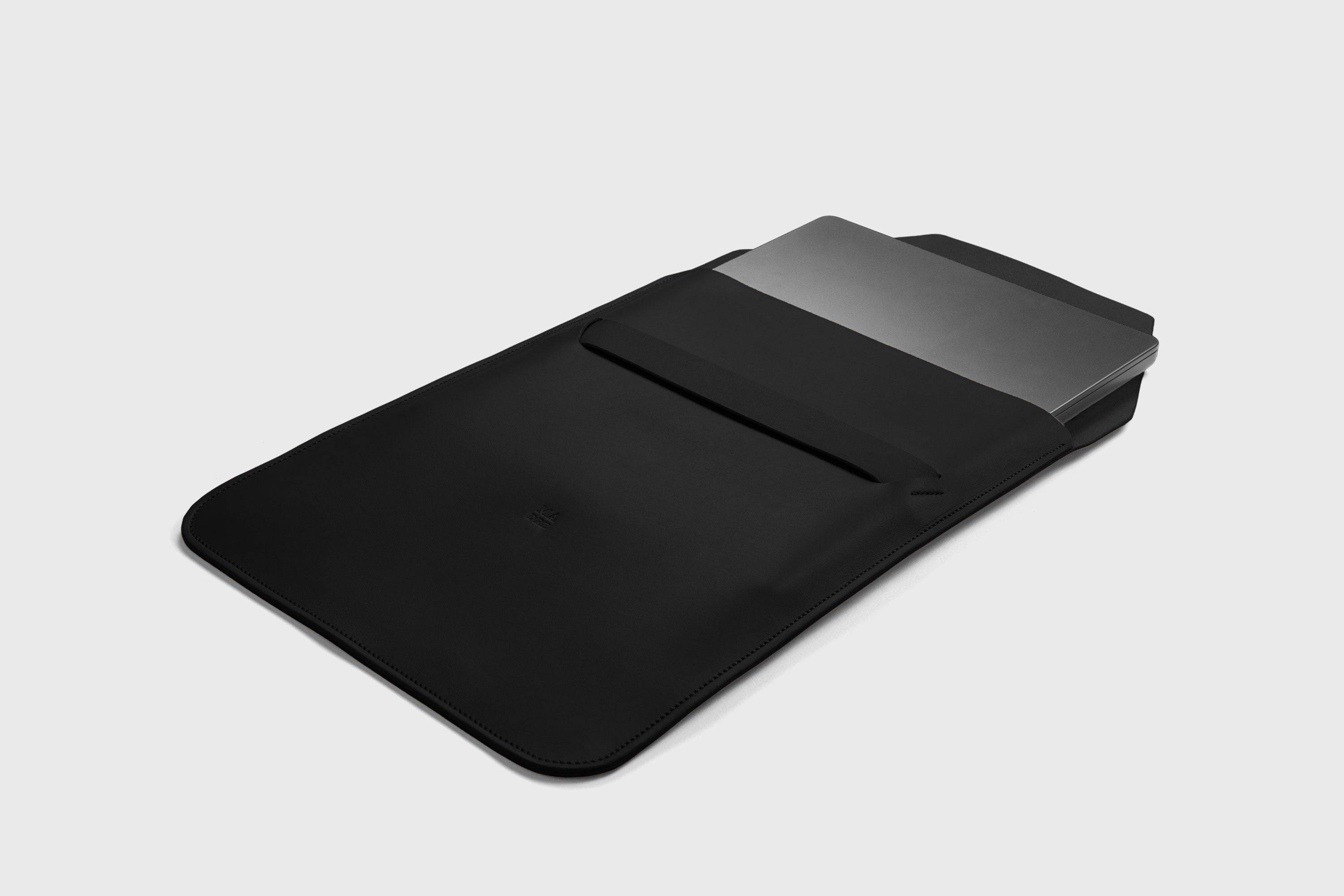 Leather Sleeve MacBook Vertical Black Color Protection Case Bag Laptop Sleeve Real Full Grain Leather Minimalist Sleek Modern Design Atelier Madre Manuel Dreesmann Barcelona Spain
