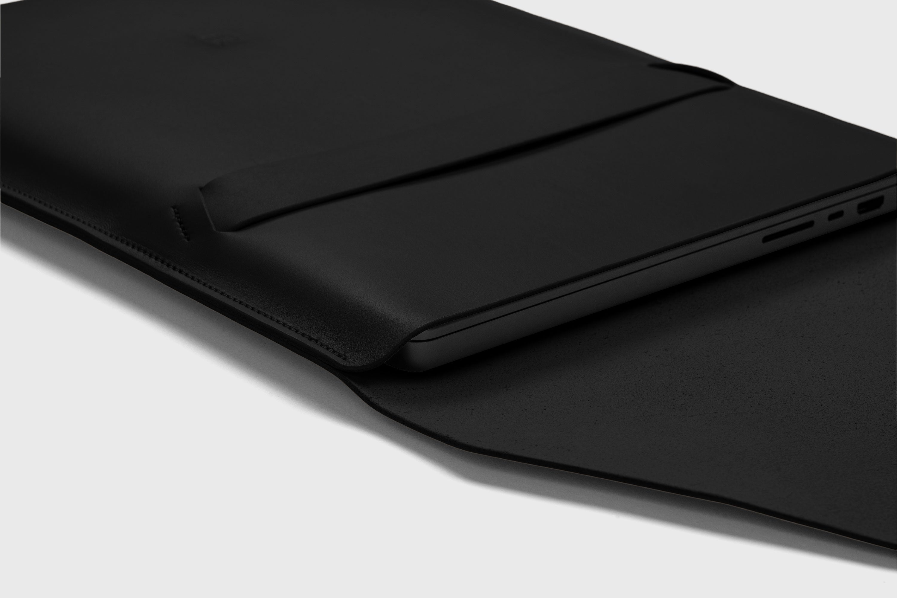 Leather Sleeve MacBook Vertical Black Color Protection Case Bag Laptop Sleeve Real Full Grain Leather Minimalist Sleek Modern Design Atelier Madre Manuel Dreesmann Barcelona Spain