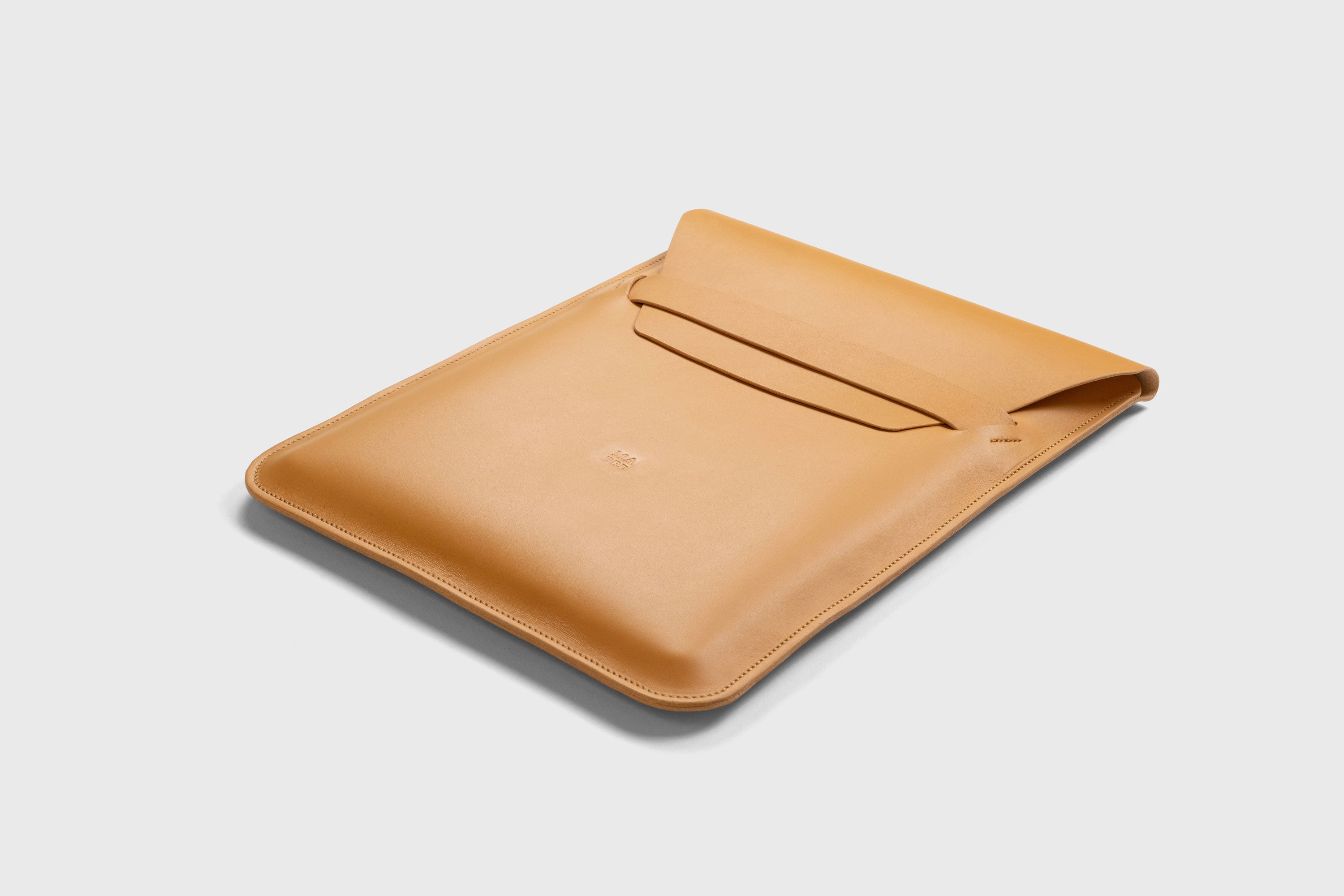 Leather Sleeve MacBook Vertical Brown Color Protection Case Bag Laptop Sleeve Real Full Grain Leather Minimalist Sleek Modern Design Atelier Madre Manuel Dreesmann Barcelona Spain