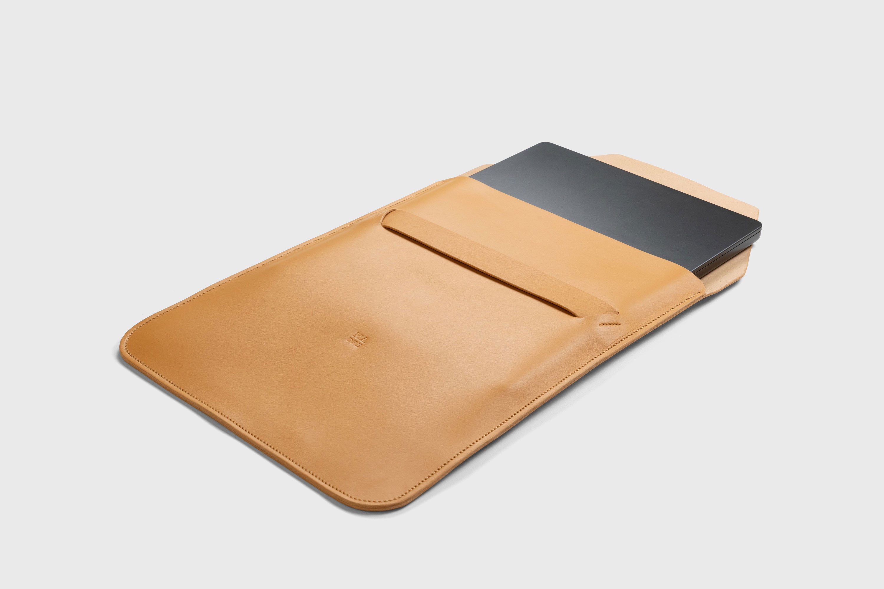 Leather Sleeve MacBook Vertical Brown Color Protection Case Bag Laptop Sleeve Real Full Grain Leather Minimalist Sleek Modern Design Atelier Madre Manuel Dreesmann Barcelona Spain