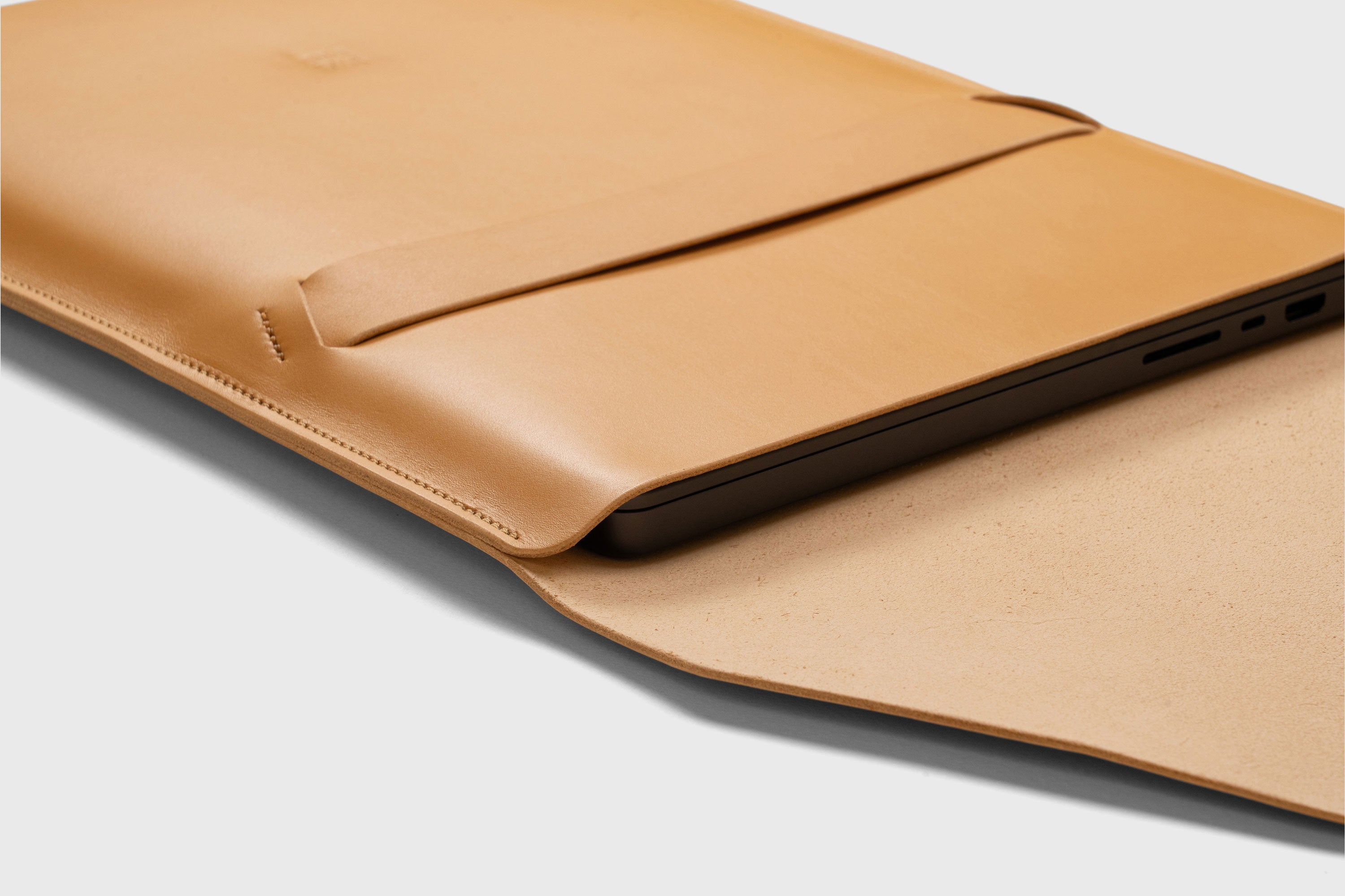 Leather Sleeve MacBook Vertical Brown Color Protection Case Bag Laptop Sleeve Real Full Grain Leather Minimalist Sleek Modern Design Atelier Madre Manuel Dreesmann Barcelona Spain
