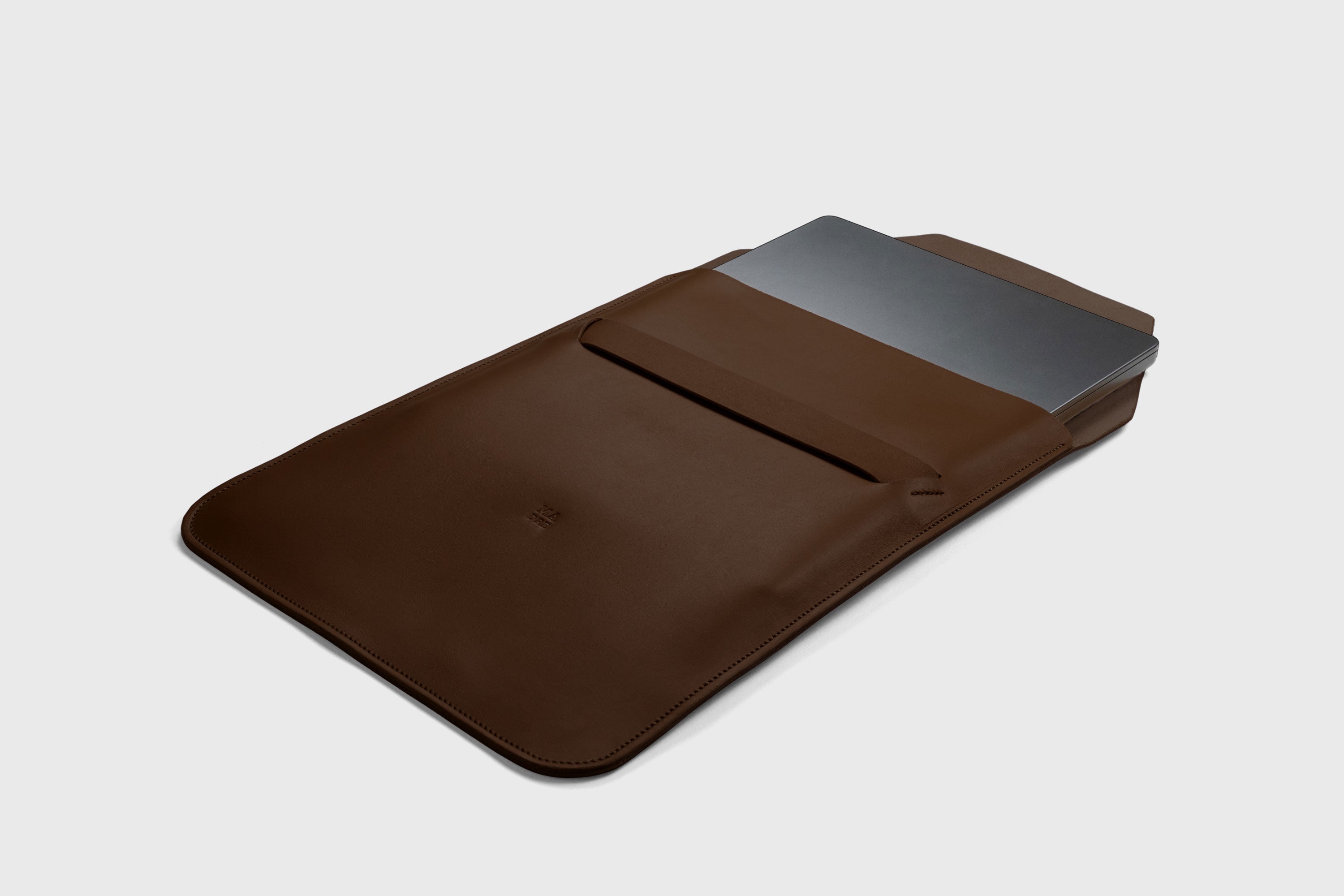Leather Sleeve MacBook Vertical Dark Brown Color Protection Case Bag Laptop Sleeve Real Full Grain Leather Minimalist Sleek Modern Design Atelier Madre Manuel Dreesmann Barcelona Spain