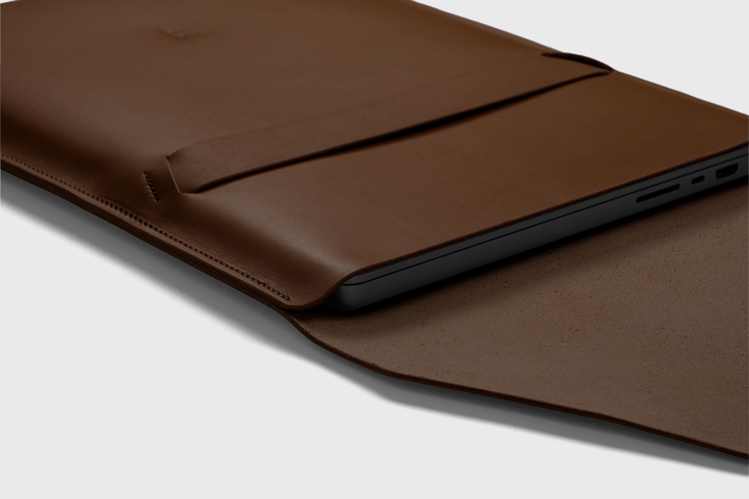 Leather Sleeve MacBook Vertical Dark Brown Color Protection Case Bag Laptop Sleeve Real Full Grain Leather Minimalist Sleek Modern Design Atelier Madre Manuel Dreesmann Barcelona Spain