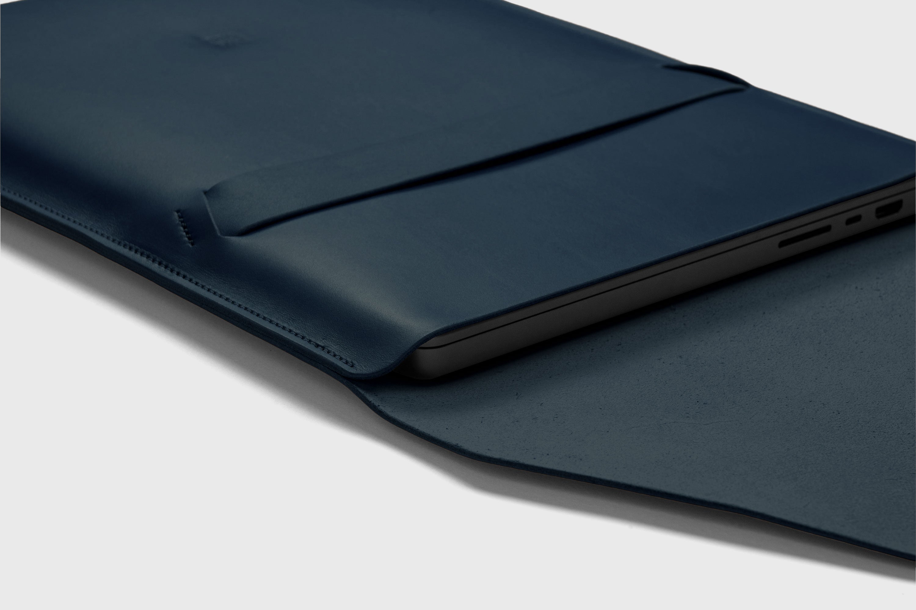 Leather Sleeve MacBook Vertical Marine Blue Color Protection Case Bag Laptop Sleeve Real Full Grain Leather Minimalist Sleek Modern Design Atelier Madre Manuel Dreesmann Barcelona Spain