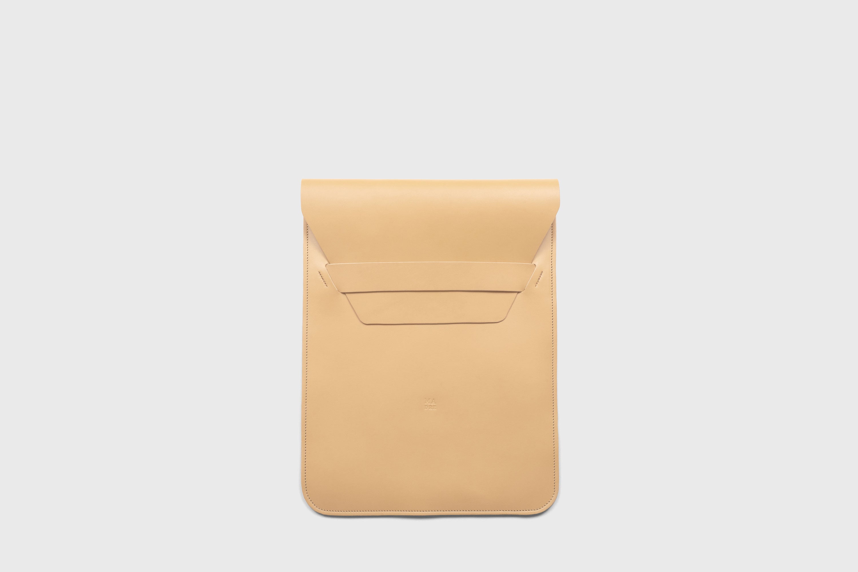 Leather Sleeve MacBook Vertical Natural Color Protection Case Bag Laptop Sleeve Real Full Grain Leather Minimalist Sleek Modern Design Atelier Madre Manuel Dreesmann Barcelona Spain