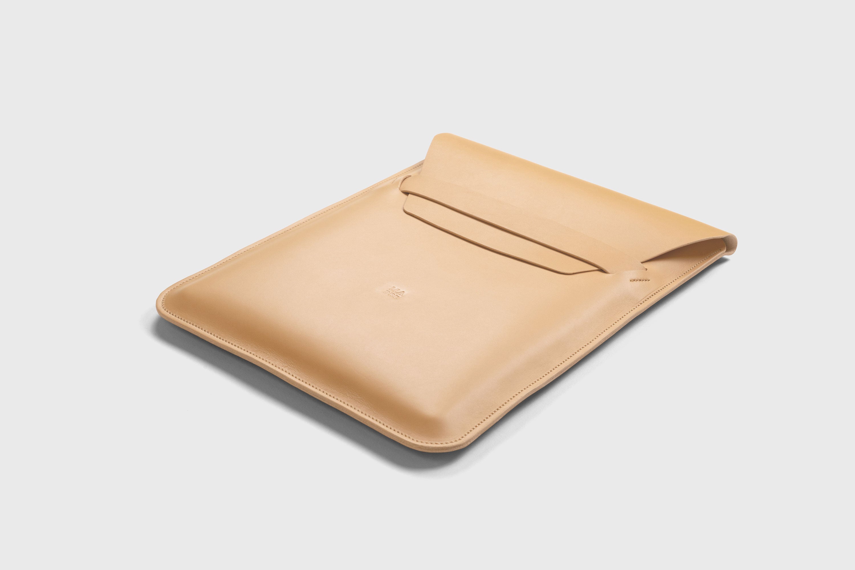 Leather Sleeve MacBook Vertical Natural Color Protection Case Bag Laptop Sleeve Real Full Grain Leather Minimalist Sleek Modern Design Atelier Madre Manuel Dreesmann Barcelona Spain