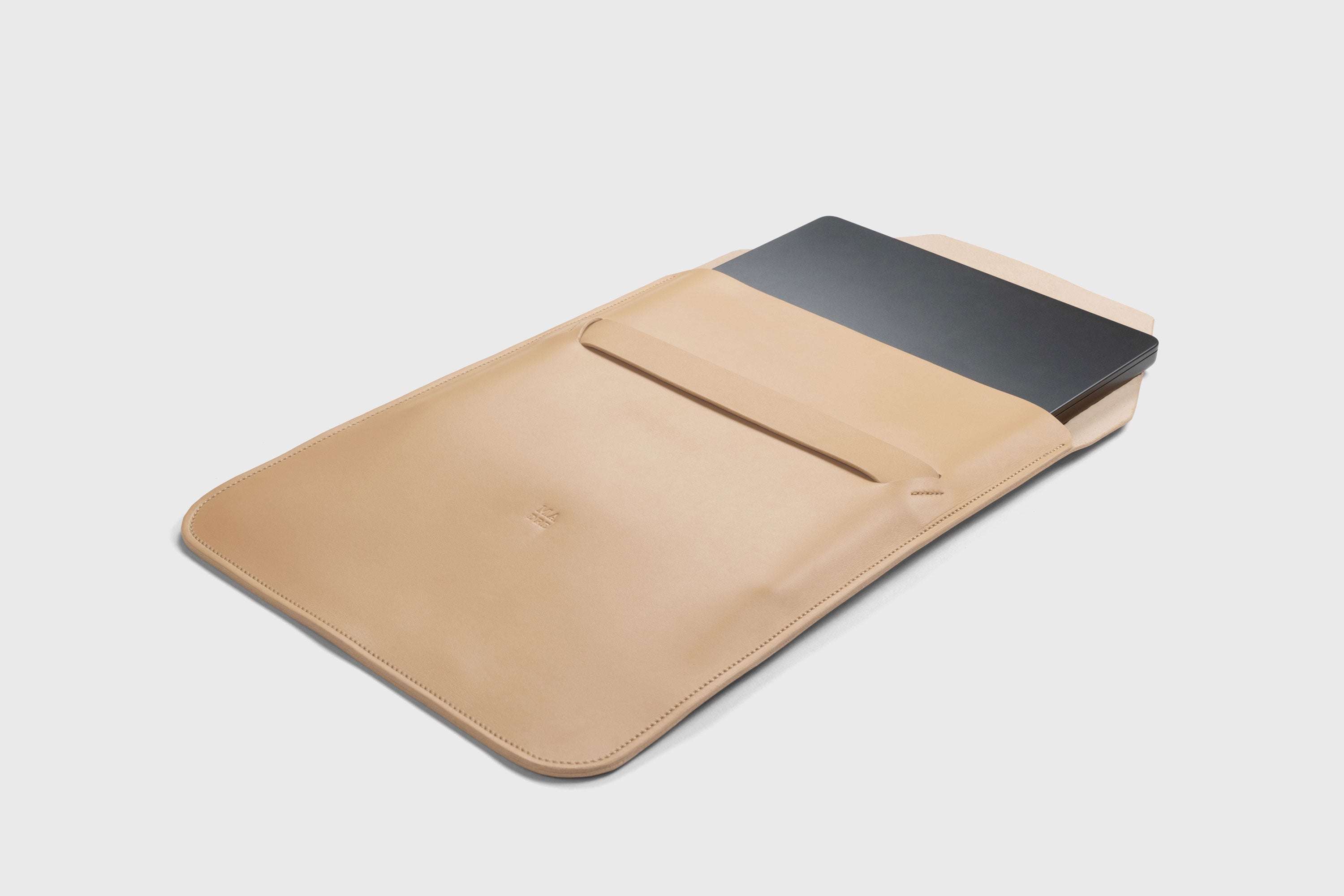 Leather Sleeve MacBook Vertical Natural Color Protection Case Bag Laptop Sleeve Real Full Grain Leather Minimalist Sleek Modern Design Atelier Madre Manuel Dreesmann Barcelona Spain