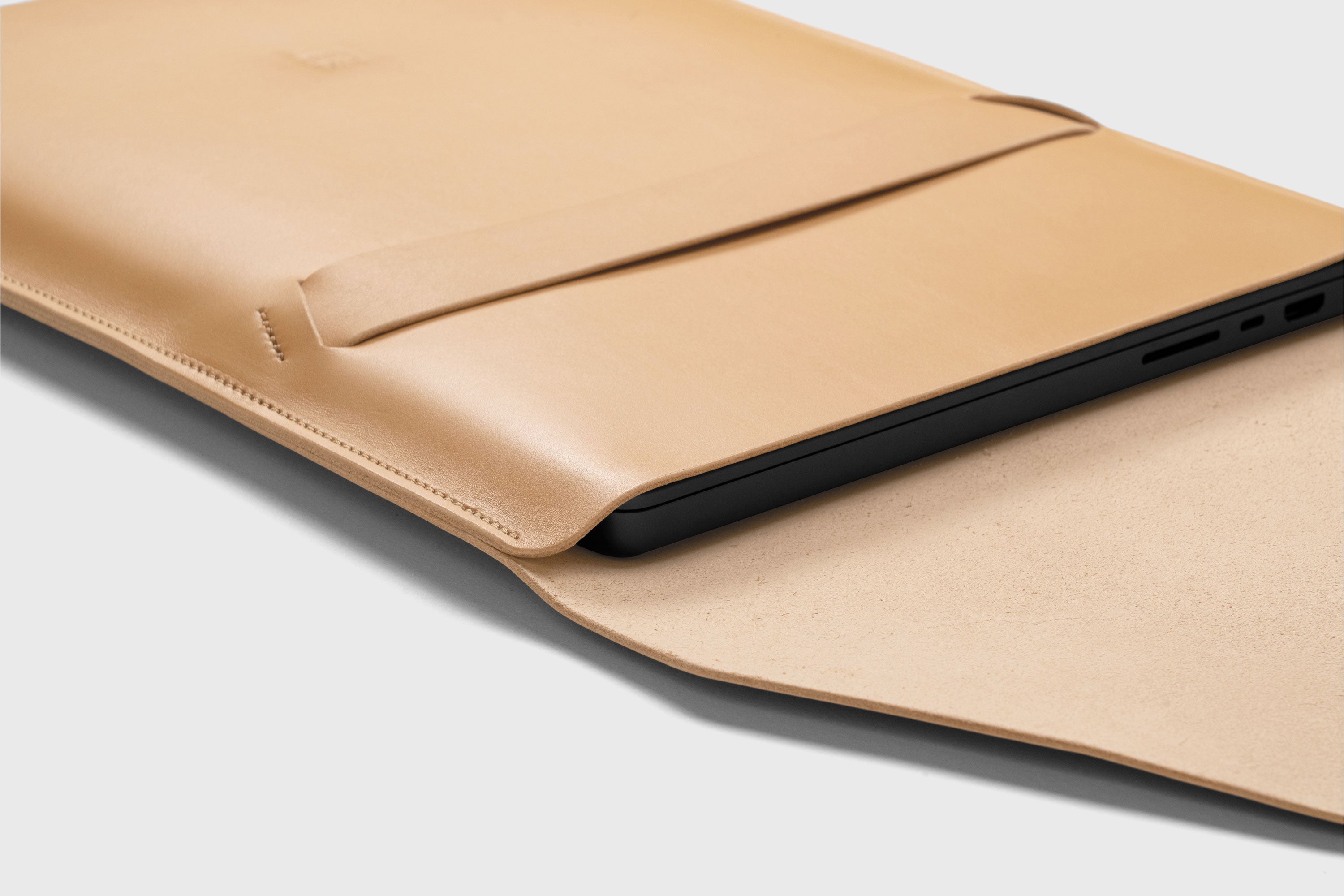 Leather Sleeve MacBook Vertical Natural Color Protection Case Bag Laptop Sleeve Real Full Grain Leather Minimalist Sleek Modern Design Atelier Madre Manuel Dreesmann Barcelona Spain