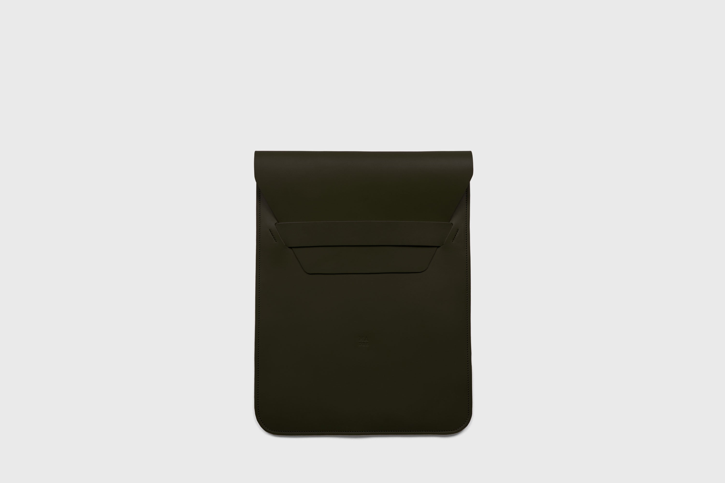 Leather Sleeve MacBook Vertical Olive Green Color Protection Case Bag Laptop Sleeve Real Full Grain Leather Minimalist Sleek Modern Design Atelier Madre Manuel Dreesmann Barcelona Spain