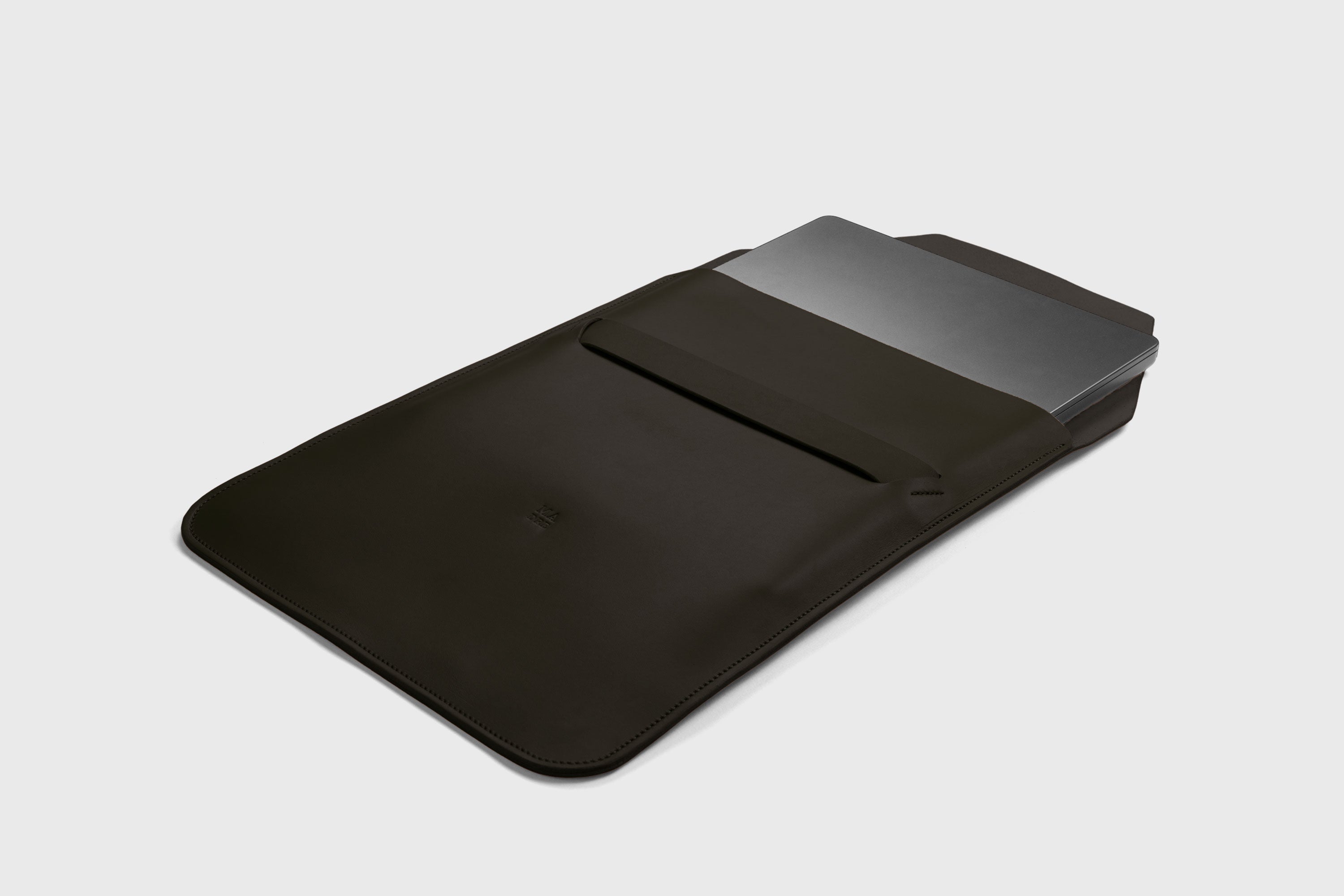 Leather Sleeve MacBook Vertical Olive Green Color Protection Case Bag Laptop Sleeve Real Full Grain Leather Minimalist Sleek Modern Design Atelier Madre Manuel Dreesmann Barcelona Spain
