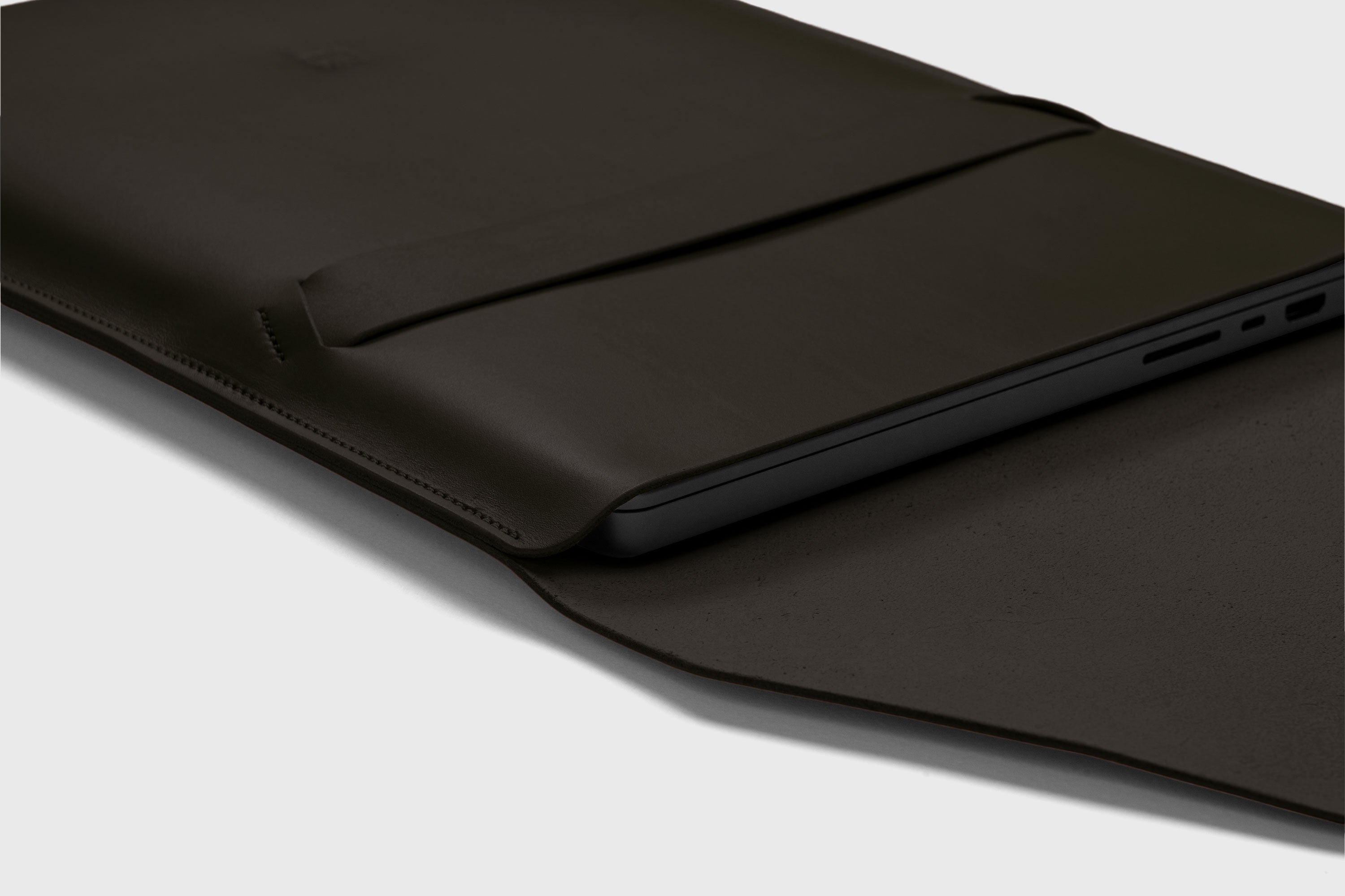 Leather Sleeve MacBook Vertical Olive Green Color Protection Case Bag Laptop Sleeve Real Full Grain Leather Minimalist Sleek Modern Design Atelier Madre Manuel Dreesmann Barcelona Spain