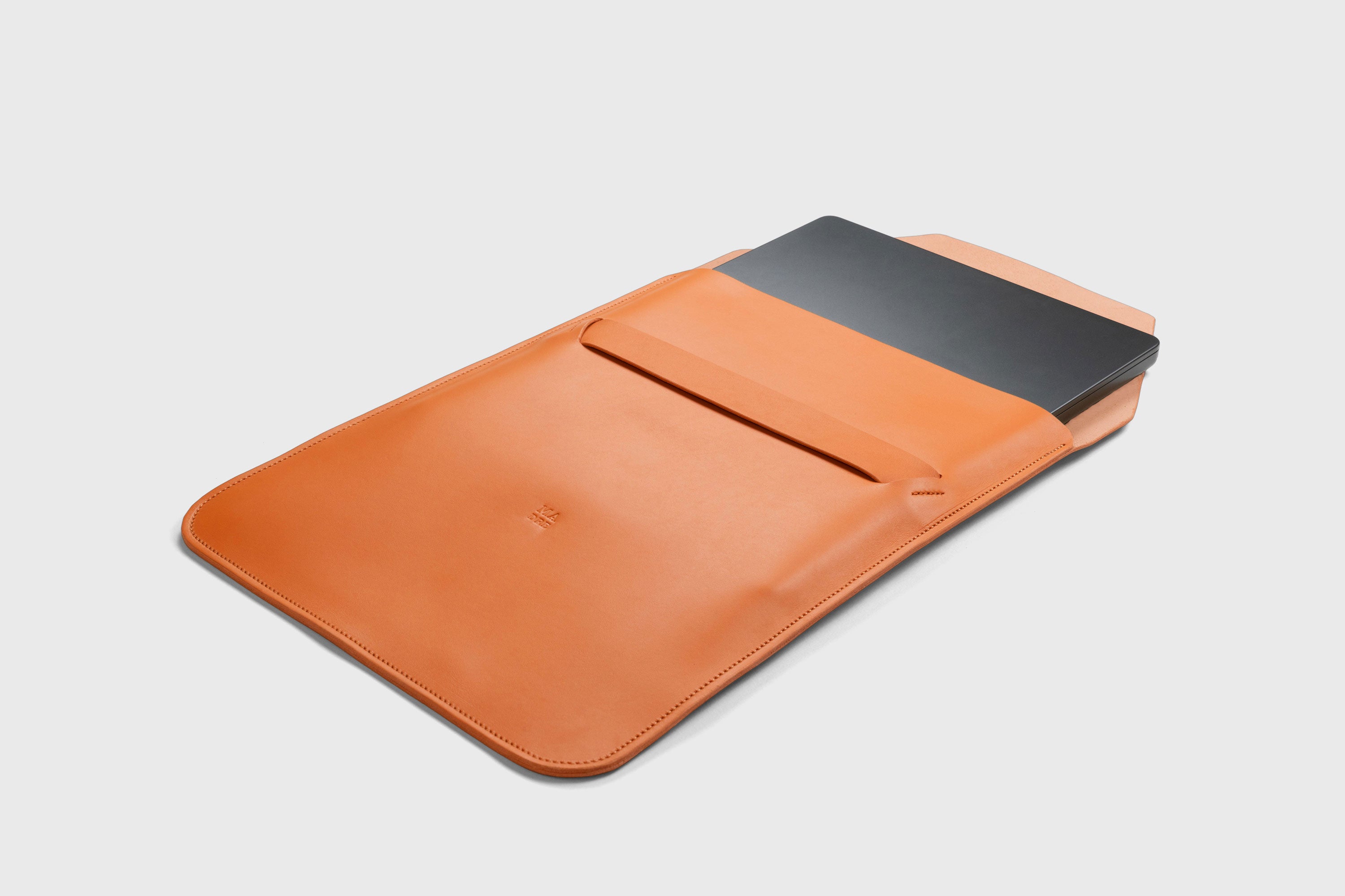 Leather Sleeve MacBook Vertical Orange Color Protection Case Bag Laptop Sleeve Real Full Grain Leather Minimalist Sleek Modern Design Atelier Madre Manuel Dreesmann Barcelona Spain