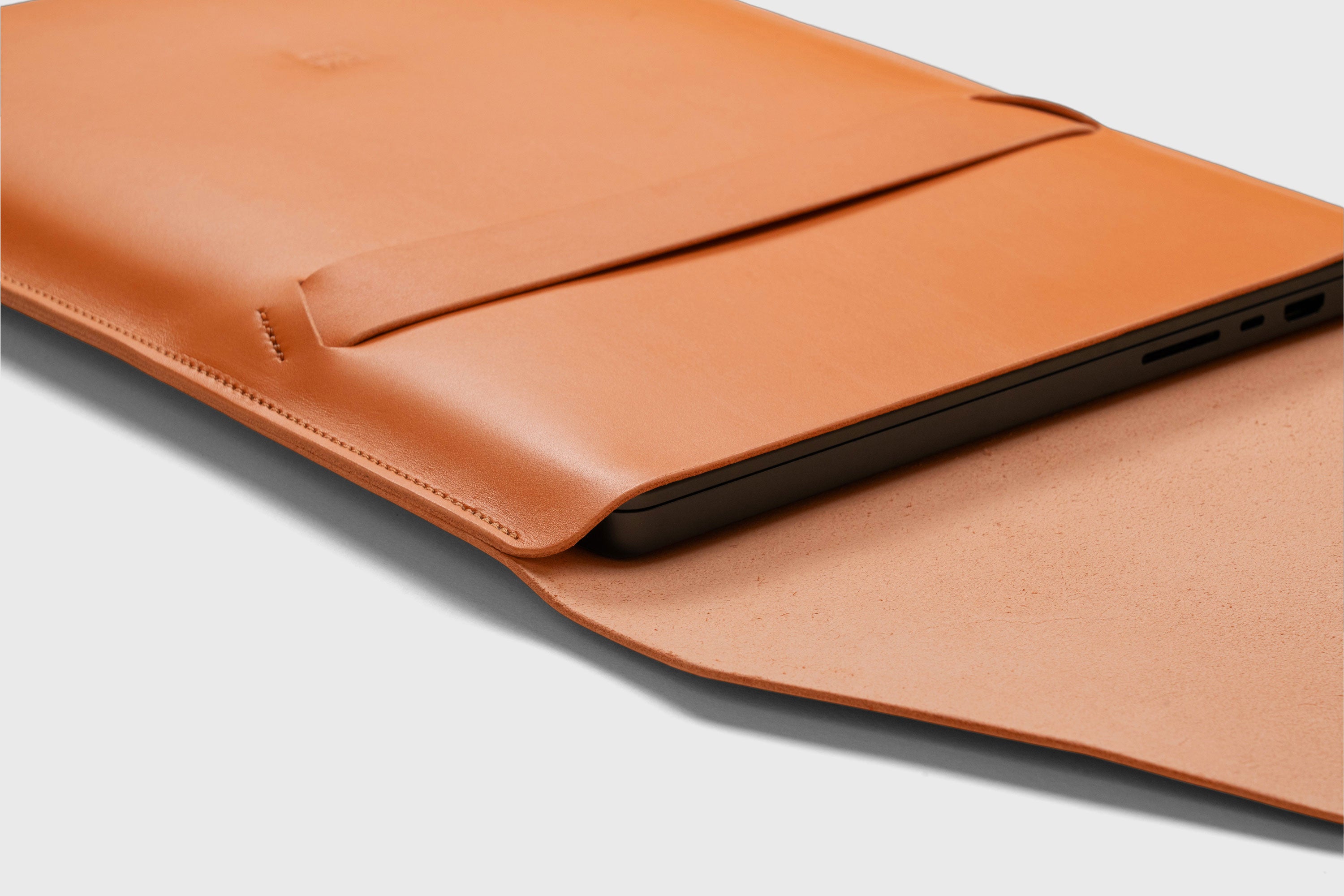 Leather Sleeve MacBook Vertical Orange Color Protection Case Bag Laptop Sleeve Real Full Grain Leather Minimalist Sleek Modern Design Atelier Madre Manuel Dreesmann Barcelona Spain