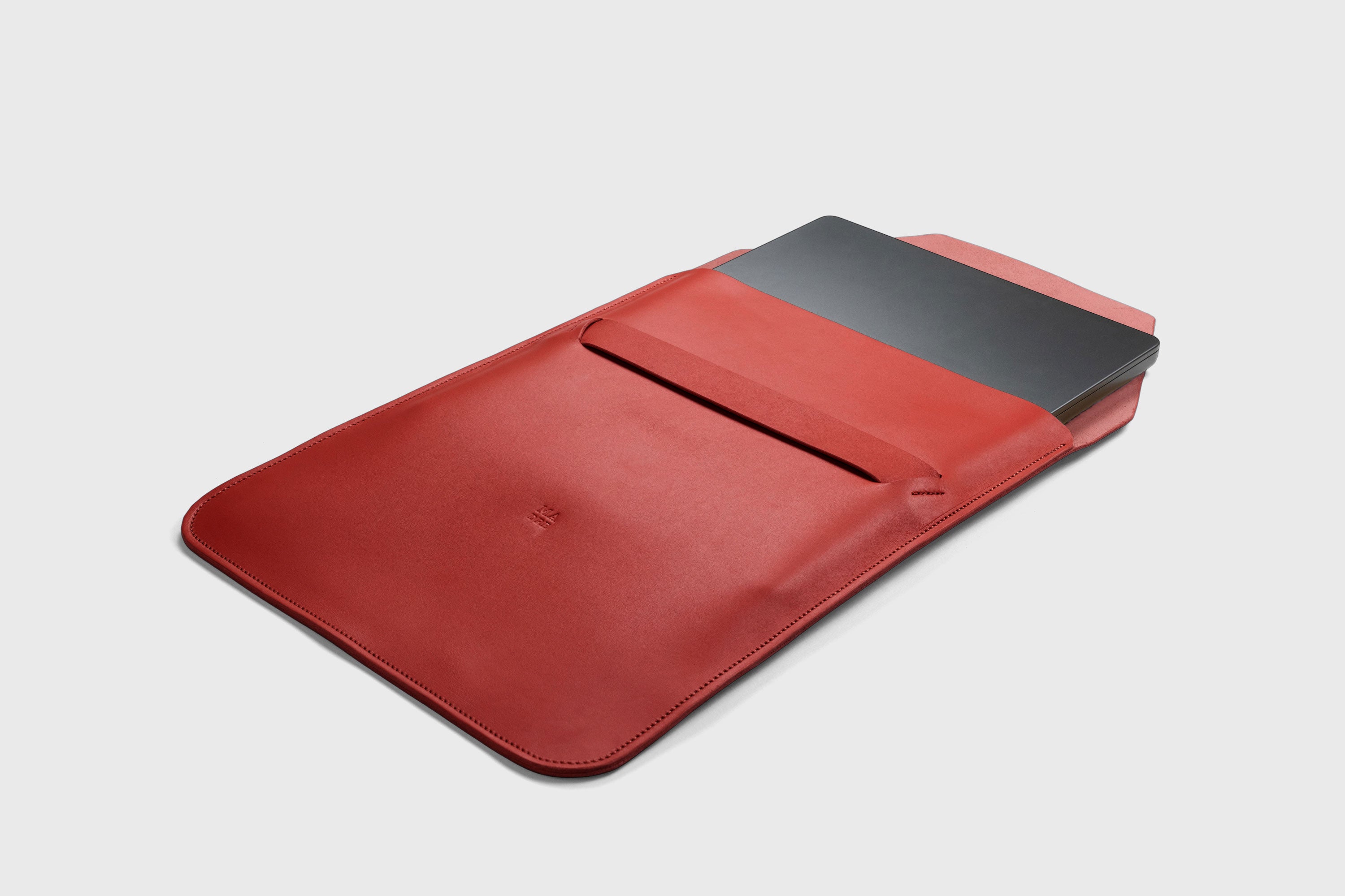 Leather Sleeve MacBook Vertical Red Color Protection Case Bag Laptop Sleeve Real Full Grain Leather Minimalist Sleek Modern Design Atelier Madre Manuel Dreesmann Barcelona Spain
