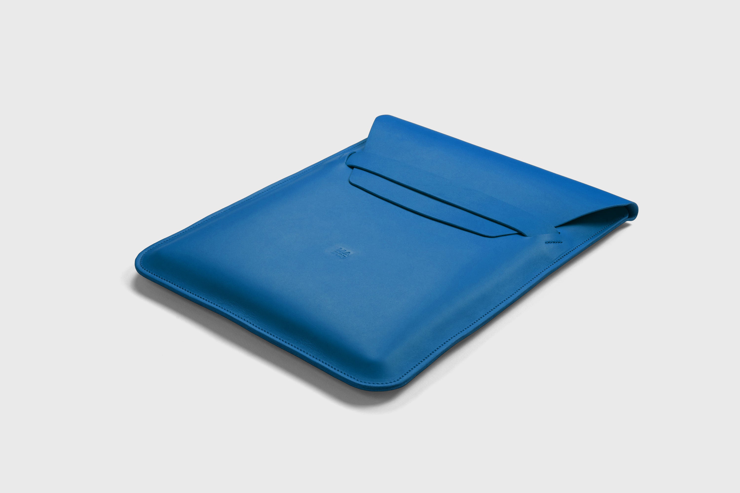 Leather Sleeve MacBook Vertical Royal Blue Color Protection Case Bag Laptop Sleeve Real Full Grain Leather Minimalist Sleek Modern Design Atelier Madre Manuel Dreesmann Barcelona Spain