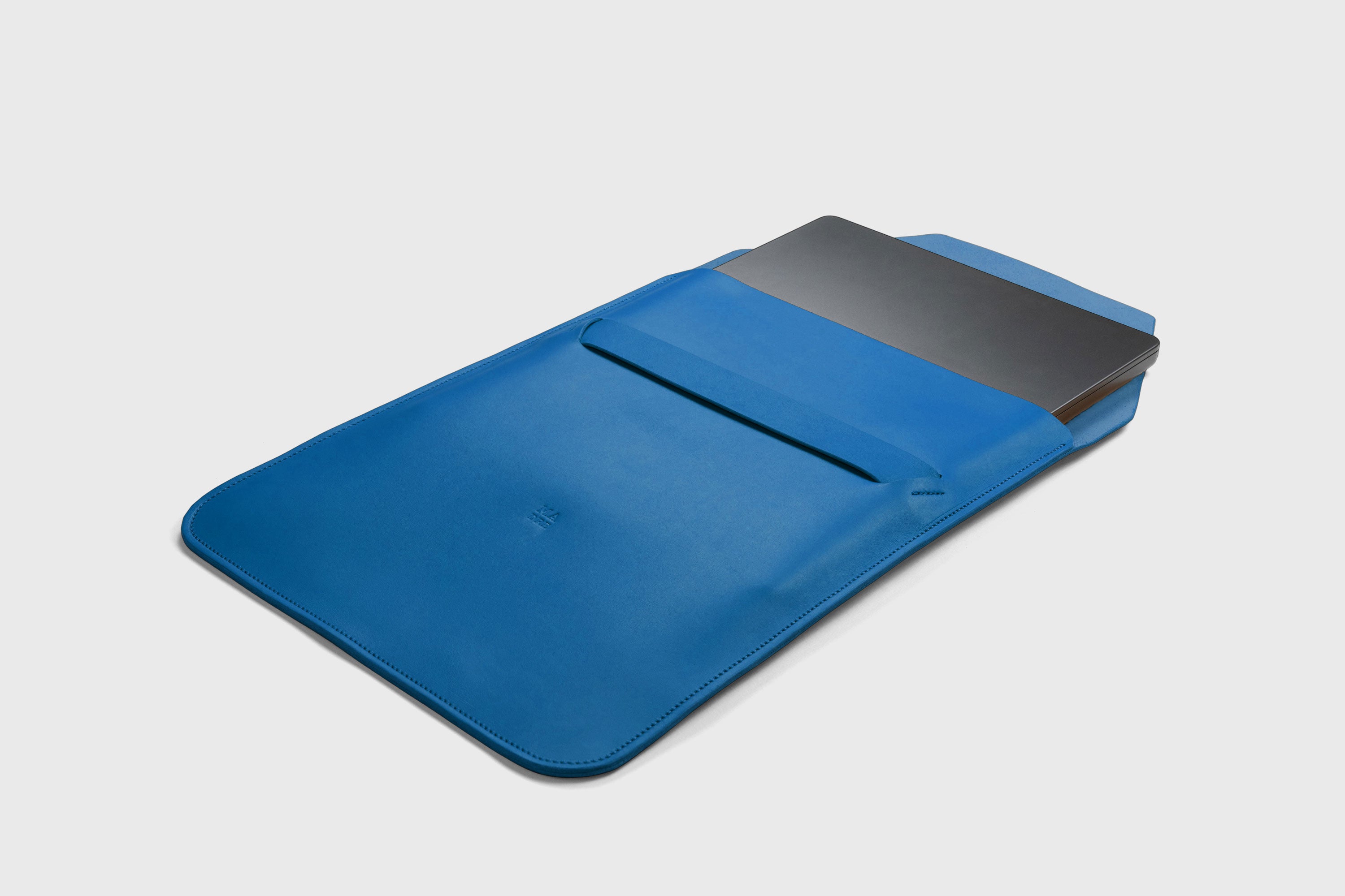 Leather Sleeve MacBook Vertical Royal Blue Color Protection Case Bag Laptop Sleeve Real Full Grain Leather Minimalist Sleek Modern Design Atelier Madre Manuel Dreesmann Barcelona Spain