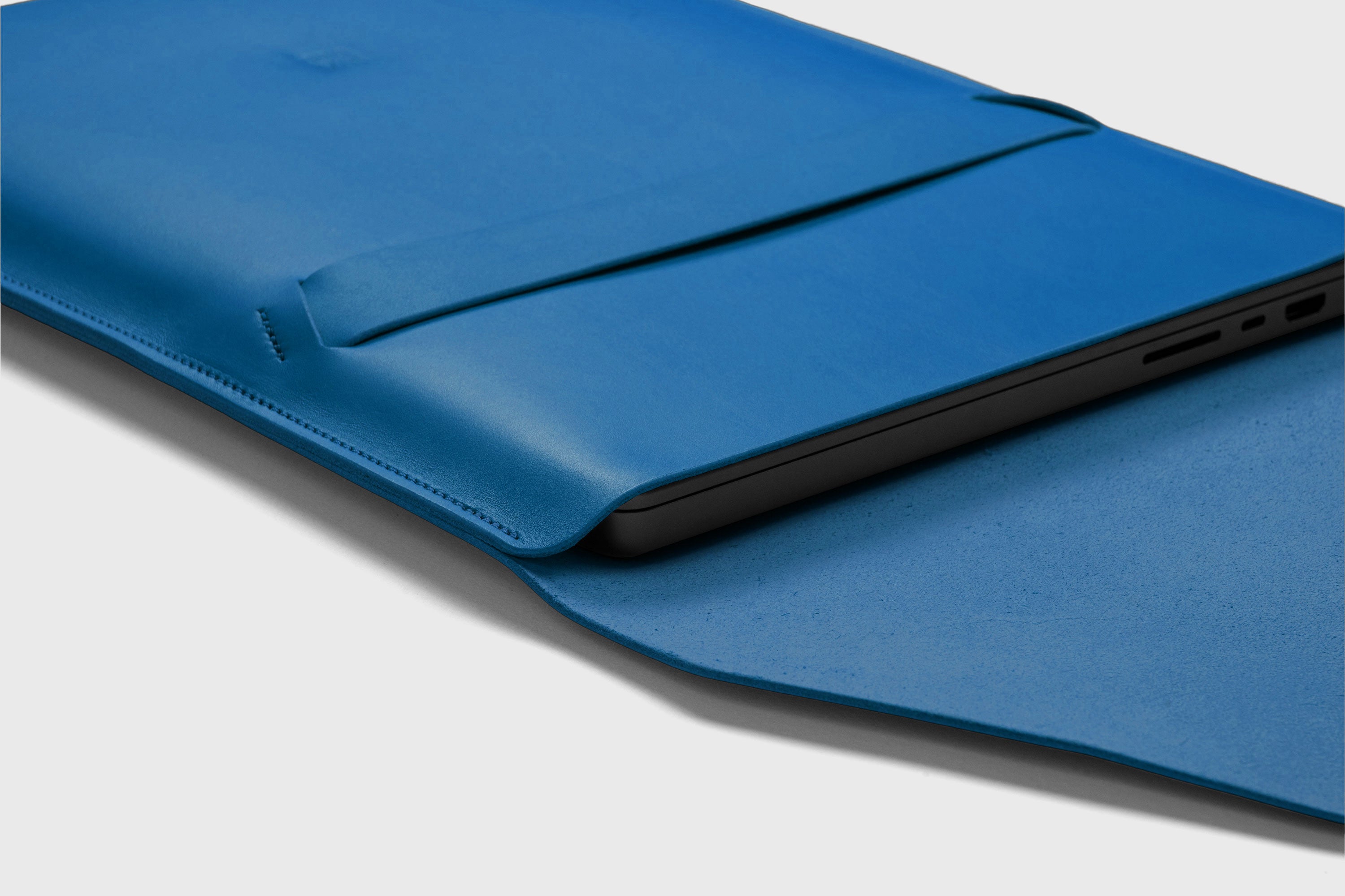 Leather Sleeve MacBook Vertical Royal Blue Color Protection Case Bag Laptop Sleeve Real Full Grain Leather Minimalist Sleek Modern Design Atelier Madre Manuel Dreesmann Barcelona Spain
