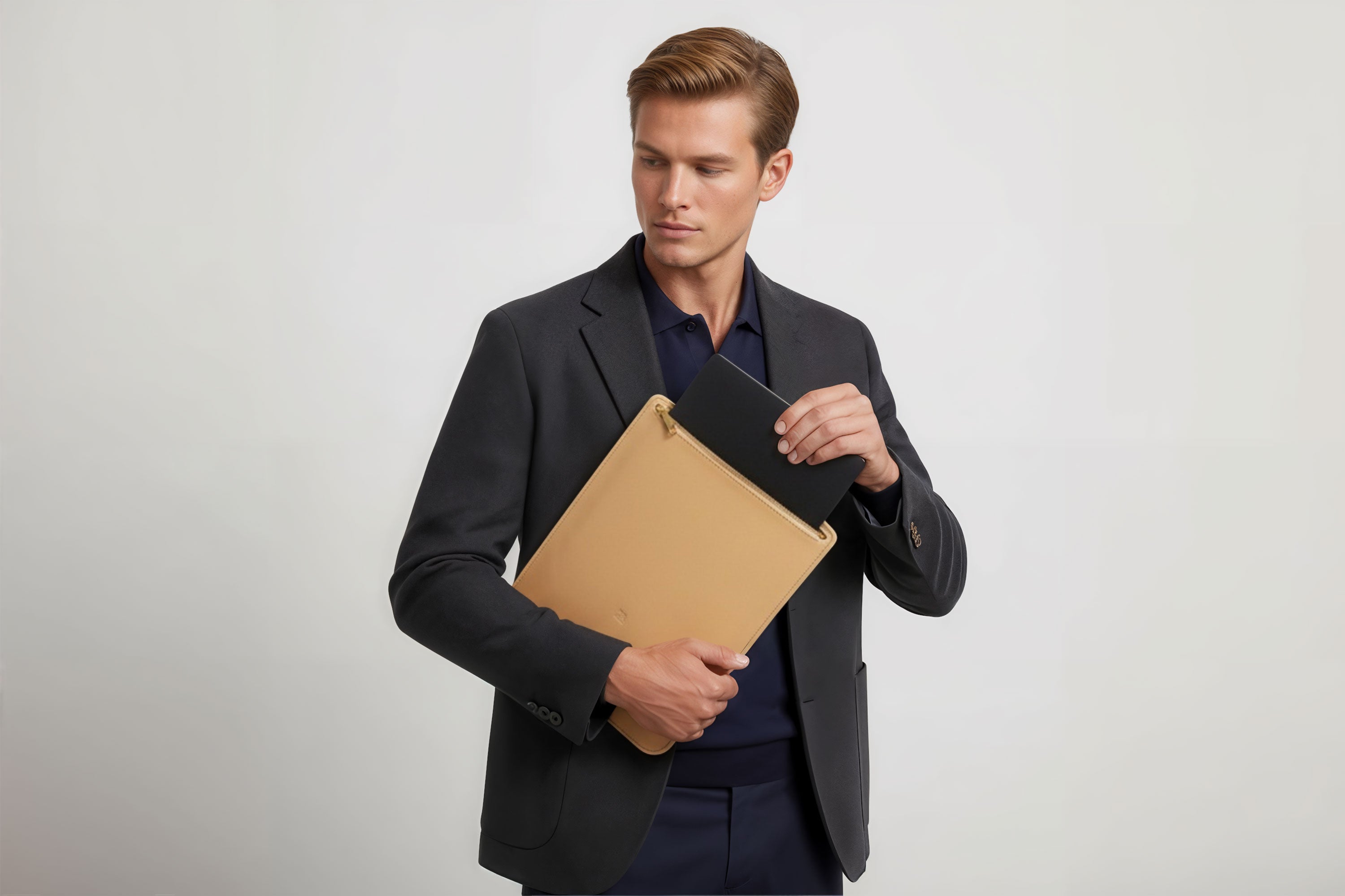 MacBook Sleeve Zipper Natural Leather Vertical On Man Model Grey Background Minimalistic Premium Design Atelier Madre Manuel Dreesmann Barcelona