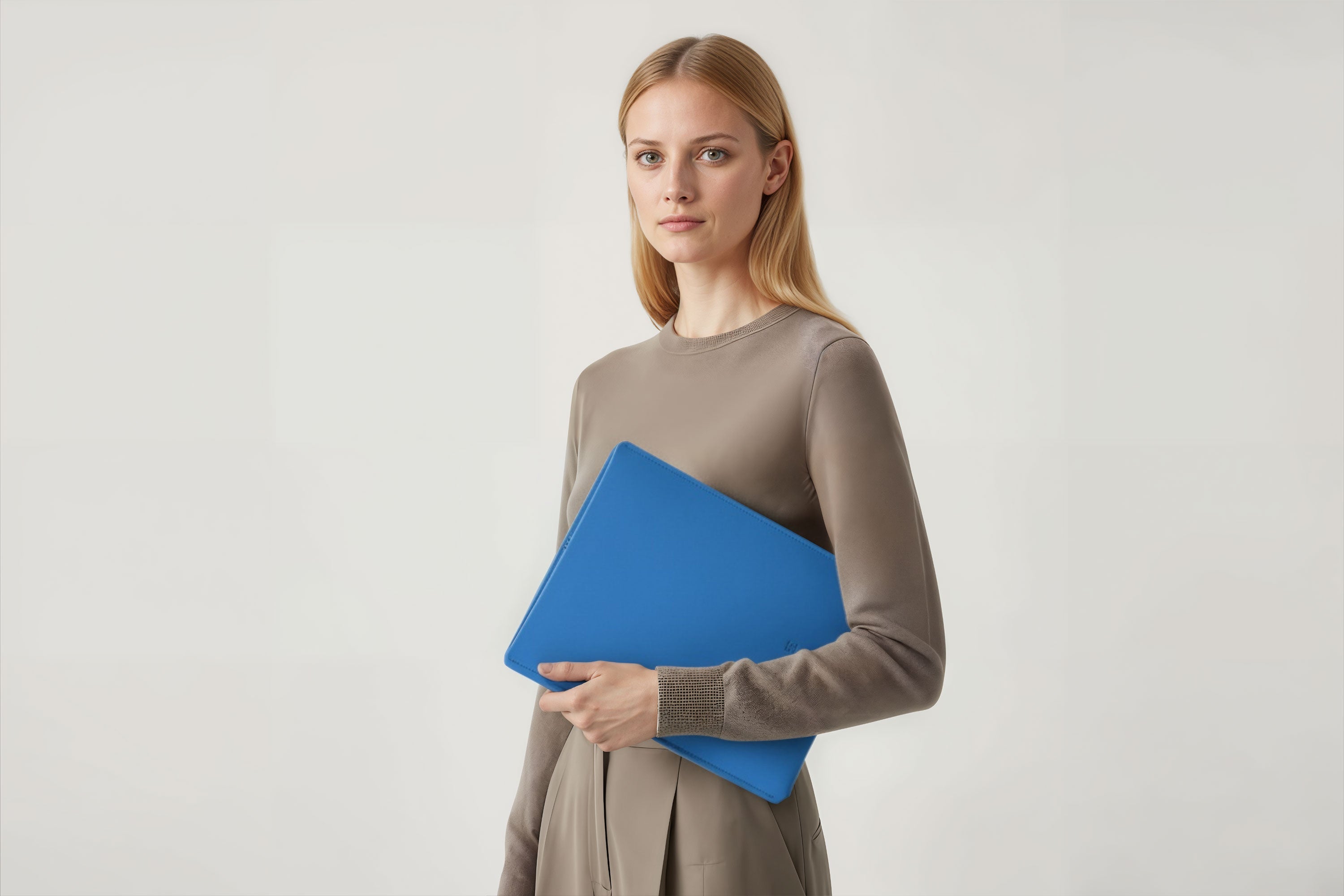 MacBook Slip Sleeve Royal Blue Color Leather On Model Grey Background Minimalistic Premium Design Atelier Madre Manuel Dreesmann Barcelona