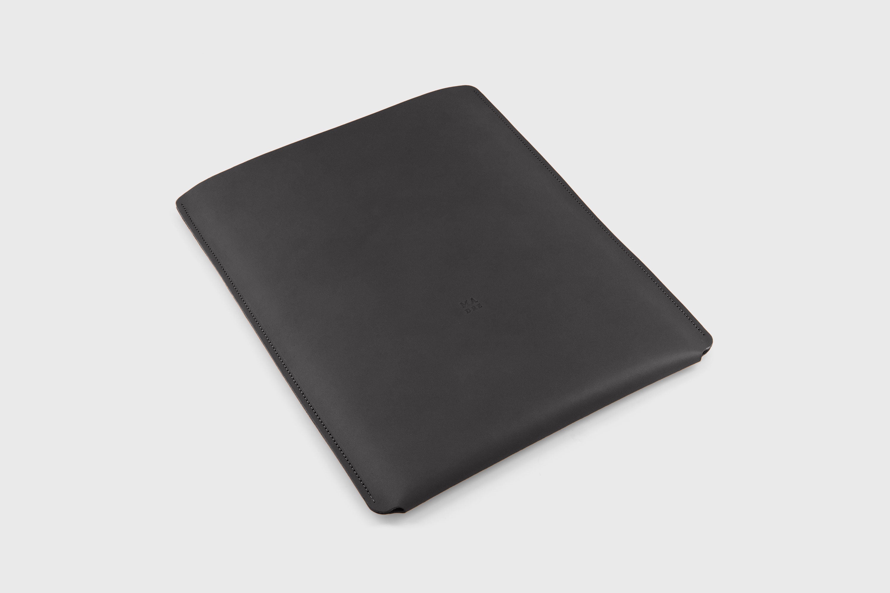 Leather Slip Sleeve For MacBook Vertical Black Color High Quality Full Grain Vegetable Tanned Leather Independent Modern Minimalist Designer Sleek Atelier Madre Manuel Dreesmann Barcelona Spain