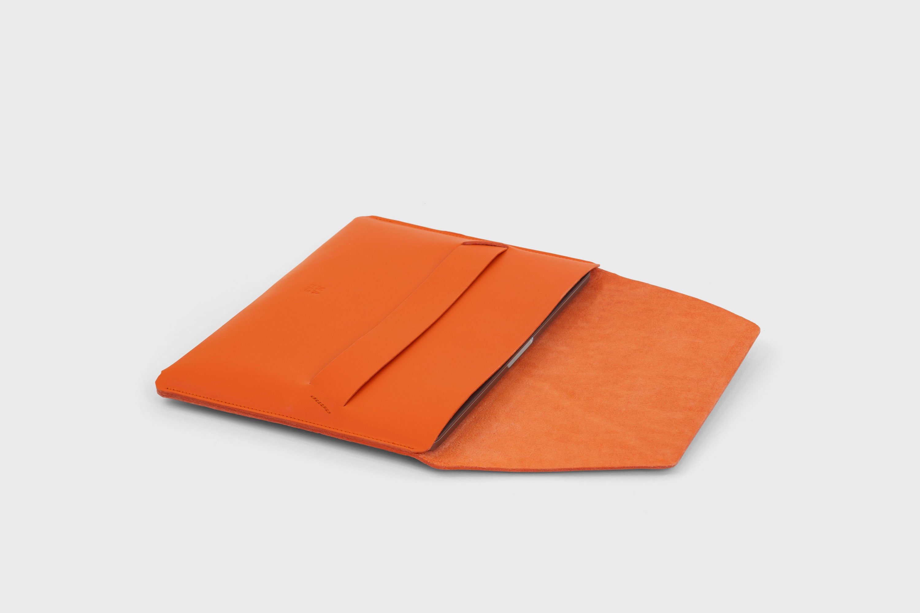 MacBook Pro 13 Inch Sleeve Leather Orange Full Grain Vegetable Tanned Real Leather Minimalistic Designer Premium Atelier Madre Manuel Dreesmann Barcelona Spain