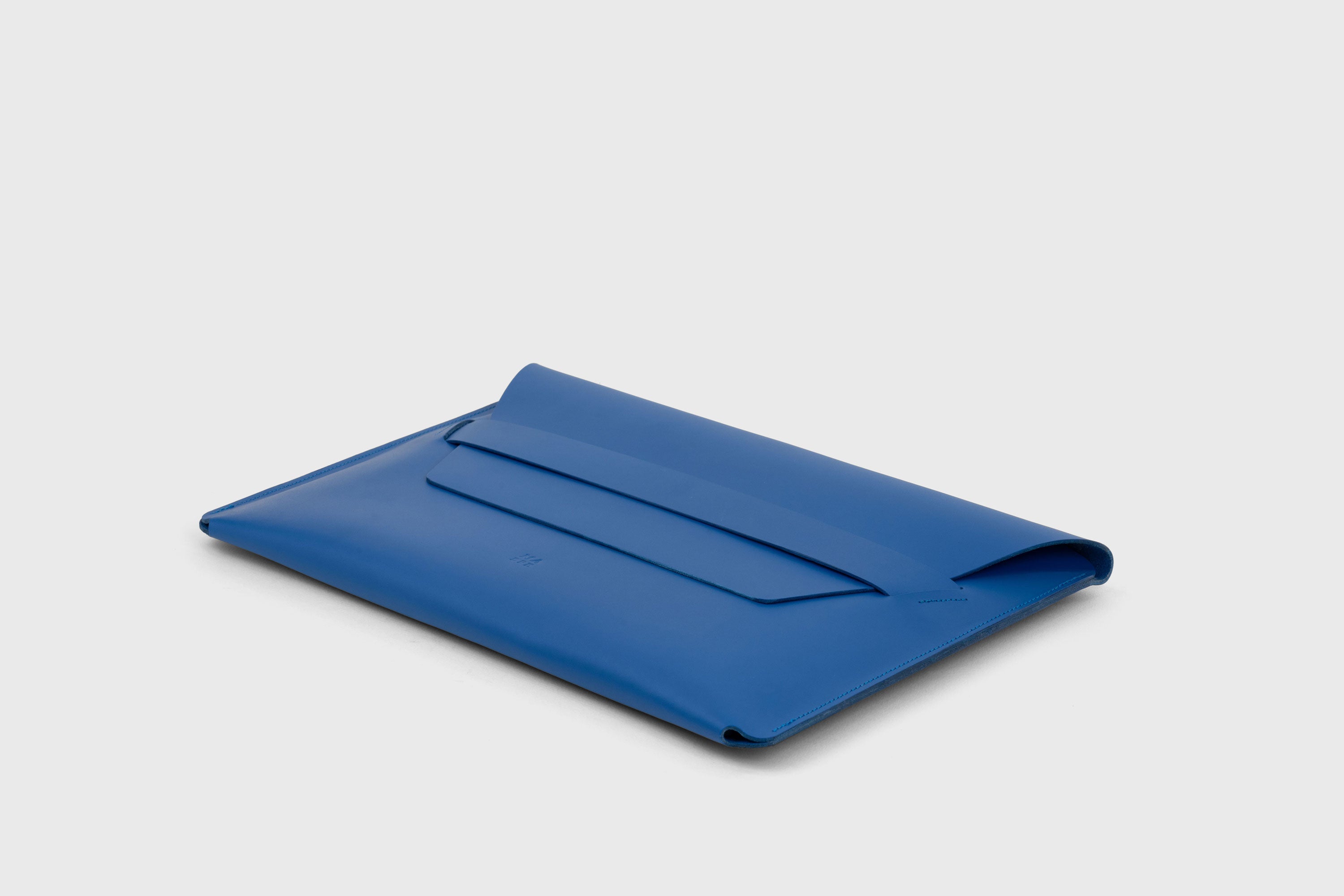 MacBook Pro 13 Inch Sleeve Leather Royal Blue Full Grain Vegetable Tanned Real Leather Minimalistic Designer Premium Atelier Madre Manuel Dreesmann Barcelona Spain