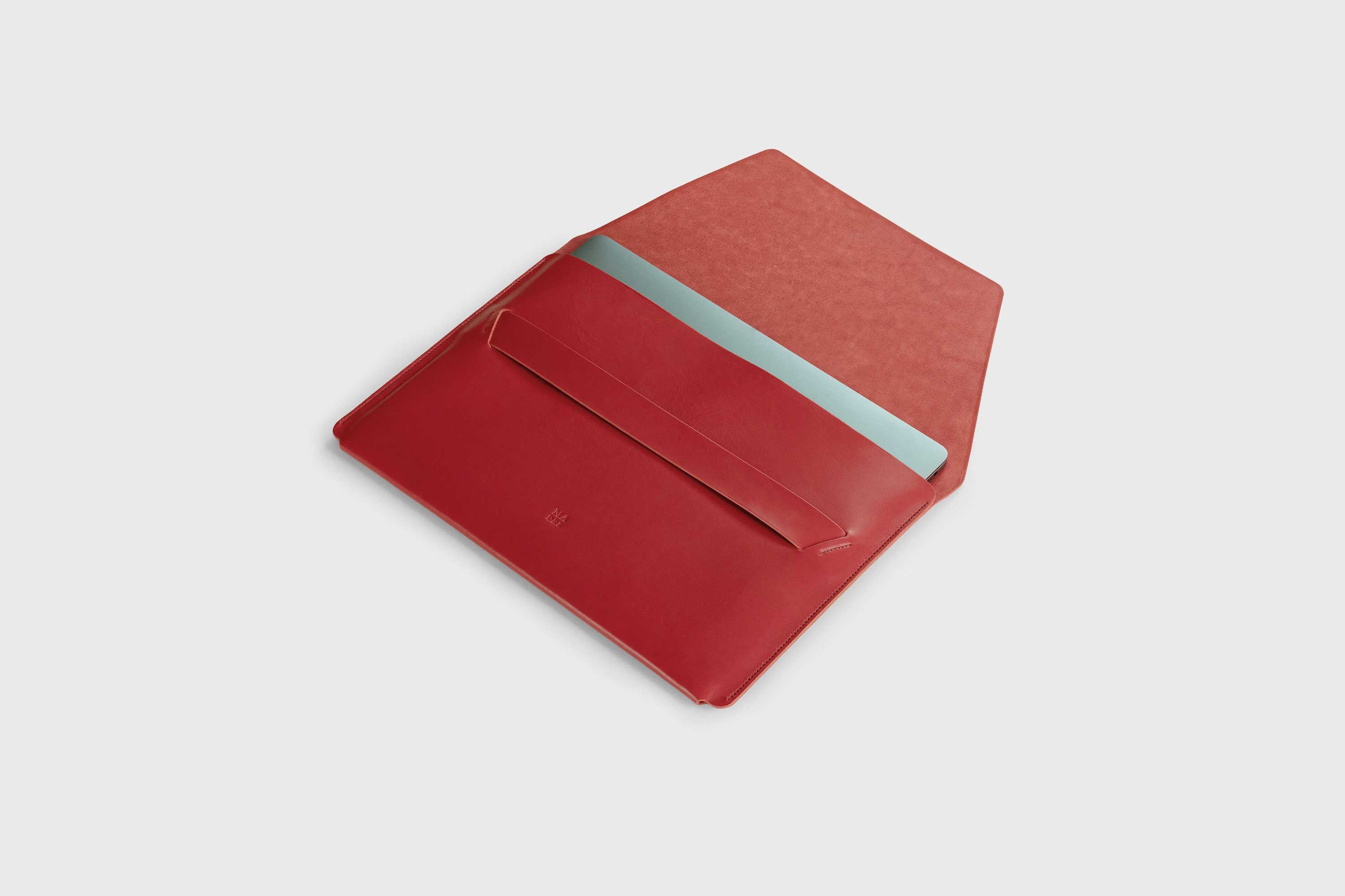 MacBook Pro 13 Inch Sleeve Leather Red Full Grain Vegetable Tanned Real Leather Minimalistic Designer Premium Atelier Madre Manuel Dreesmann Barcelona Spain