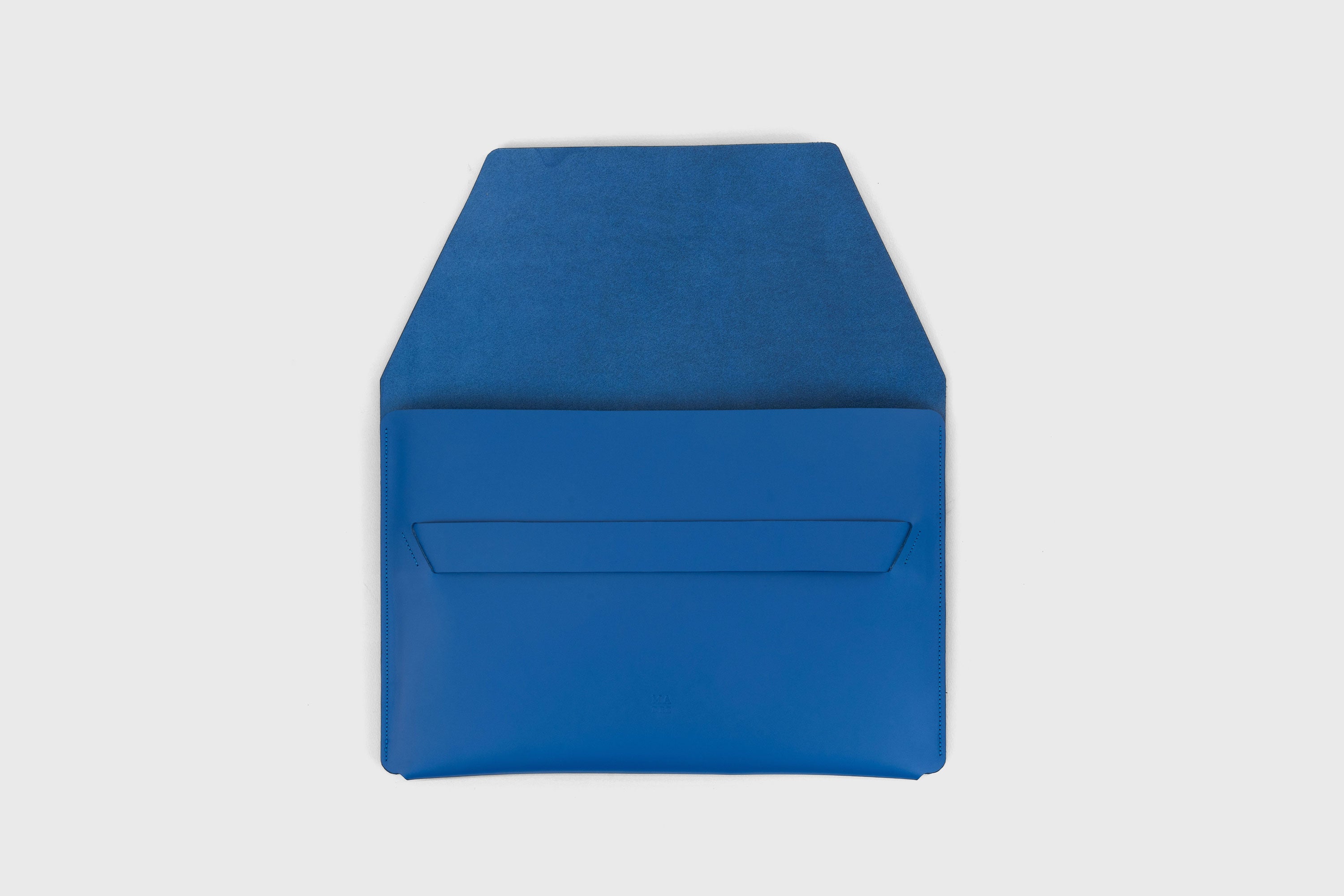 MacBook Air 15 Inch Royal Blue Leather Sleeve Full Grain Minimalist Design Atelier Madre Manuel Dreesmann Barcelona Spain