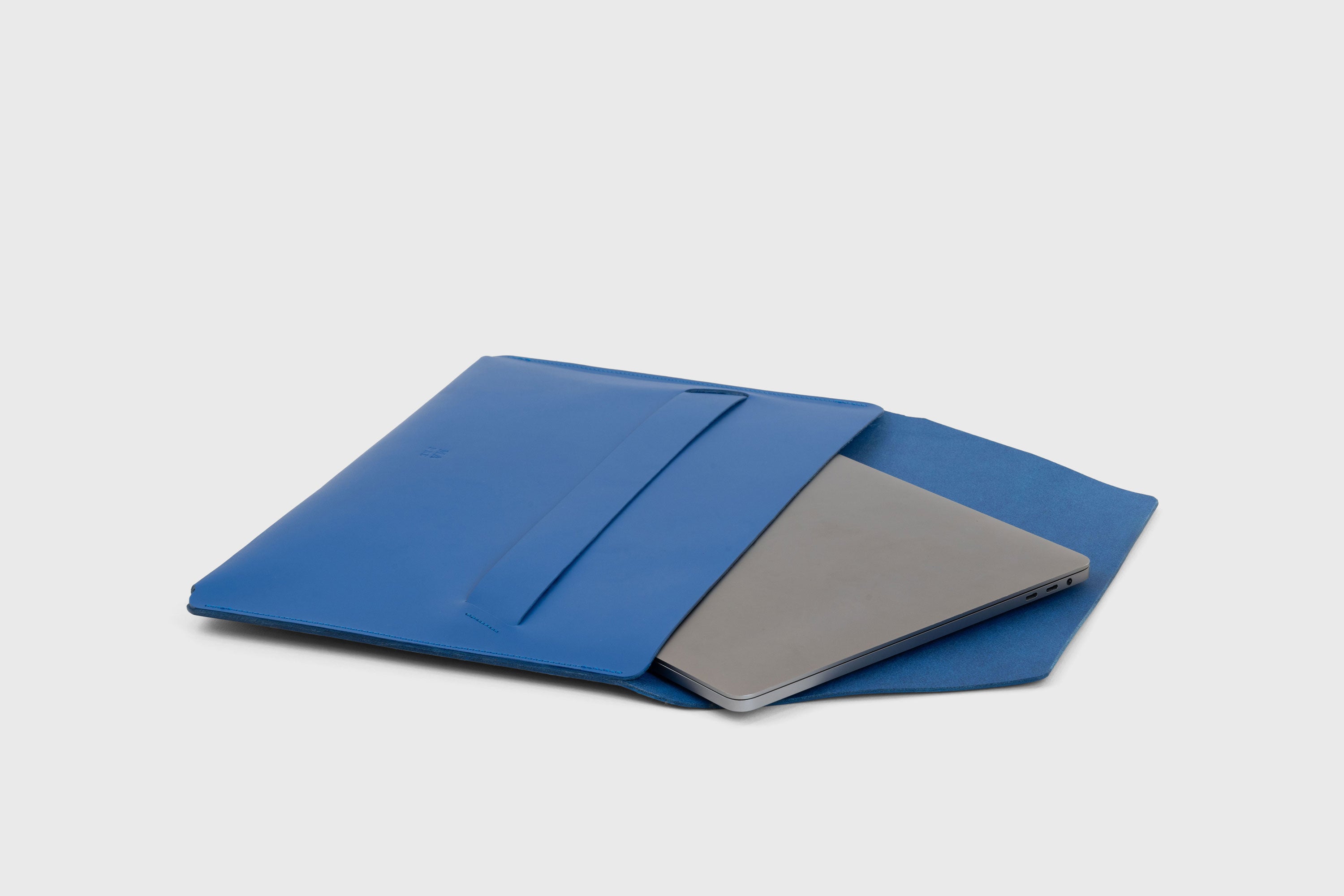 MacBook Air 15 Inch Royal Blue Leather Sleeve Full Grain Minimalist Design Atelier Madre Manuel Dreesmann Barcelona Spain