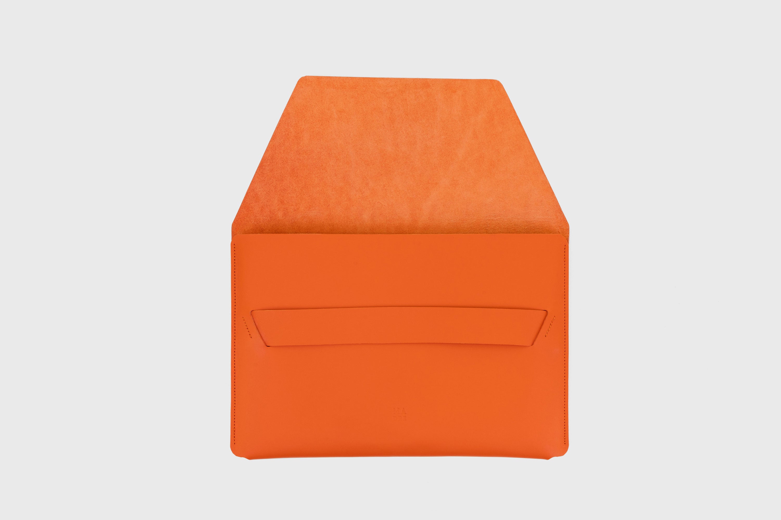 MacBook Air 15 Inch Orange Leather Sleeve Full Grain Minimalist Design Atelier Madre Manuel Dreesmann Barcelona Spain