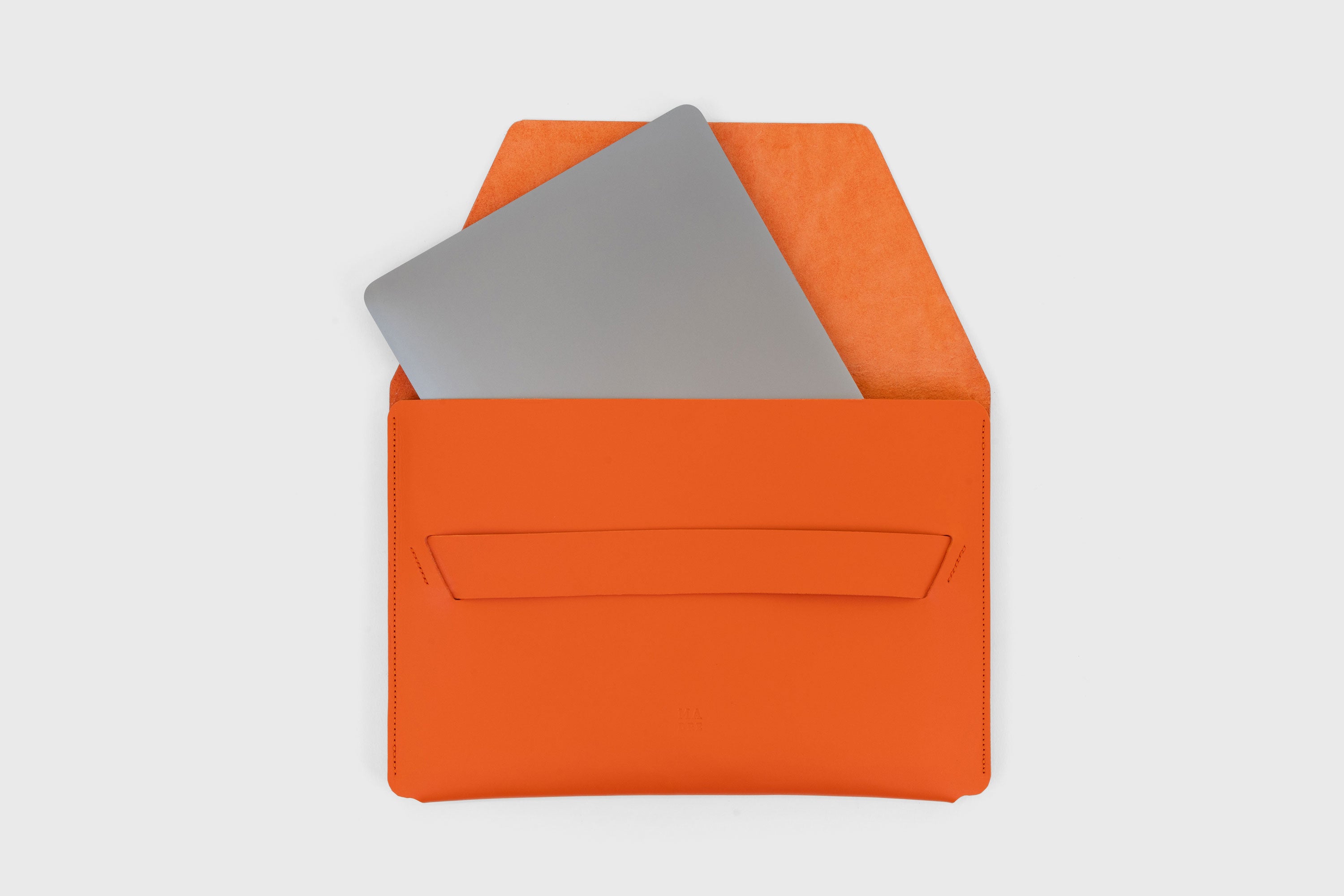 MacBook Air 15 Inch Orange Leather Sleeve Full Grain Minimalist Design Atelier Madre Manuel Dreesmann Barcelona Spain