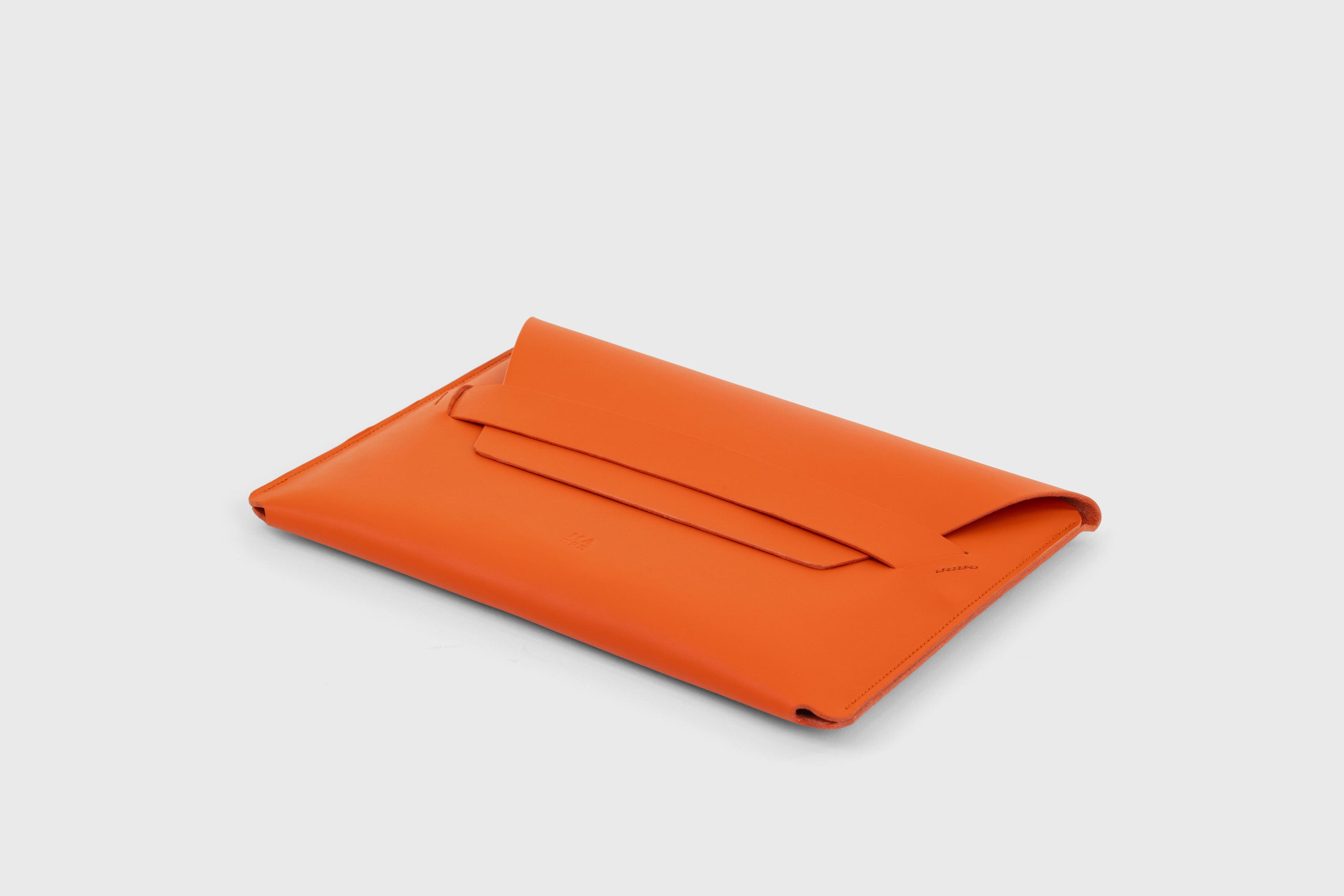 MacBook Air 15 Inch Orange Leather Sleeve Full Grain Minimalist Design Atelier Madre Manuel Dreesmann Barcelona Spain