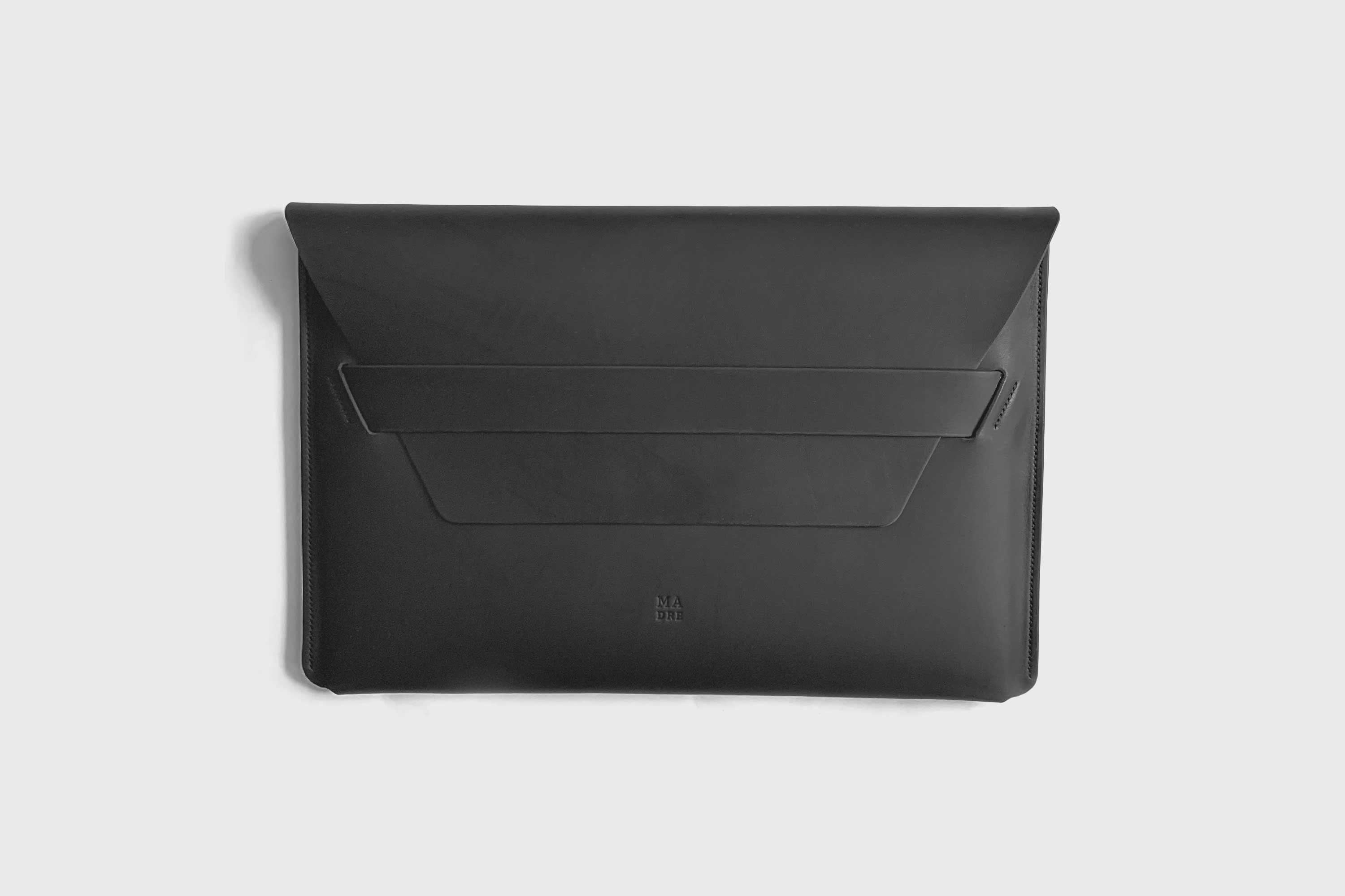 MacBook Air 13 Inch Leather Sleeve Case Black Full Grain Premium Real Leather Minimalistic Design Handmade Premium Atelier Madre Manuel Dreesmann Barcelona Spain