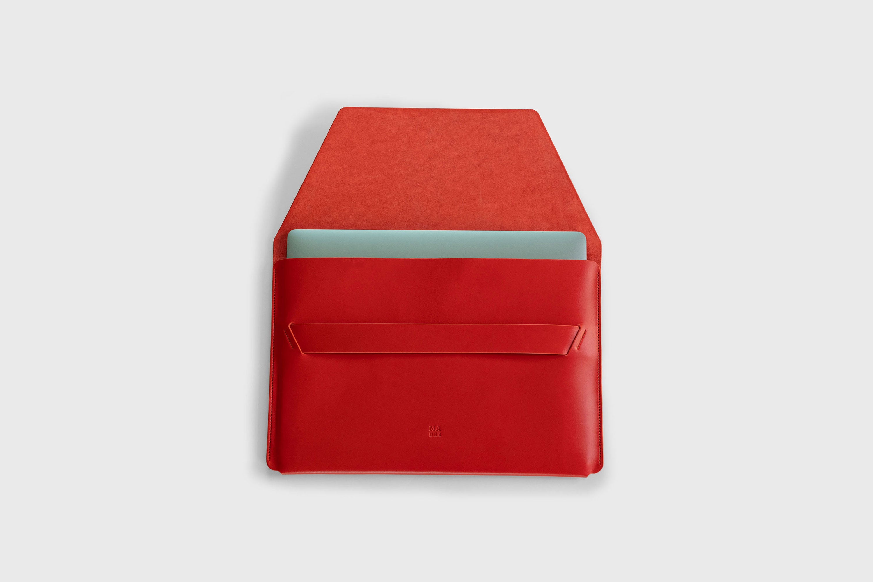 MacBook Air 13 Inch Leather Sleeve Case Red Full Grain Premium Real Leather Minimalistic Design Handmade Premium Atelier Madre Manuel Dreesmann Barcelona Spain
