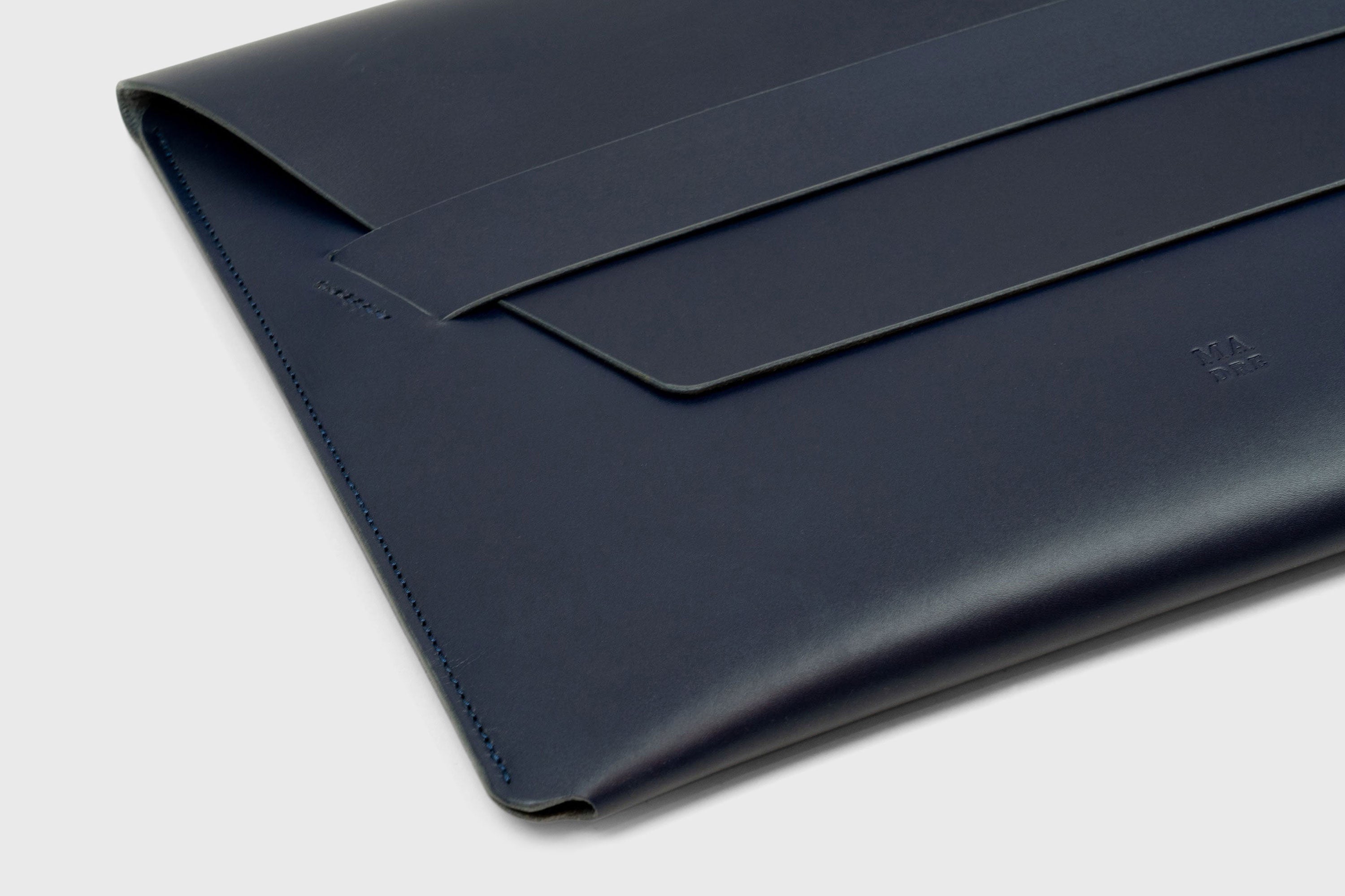 MacBook Air 13 Inch Leather Sleeve Case Dark Marine Blue Full Grain Premium Real Leather Minimalistic Design Handmade Premium Atelier Madre Manuel Dreesmann Barcelona Spain