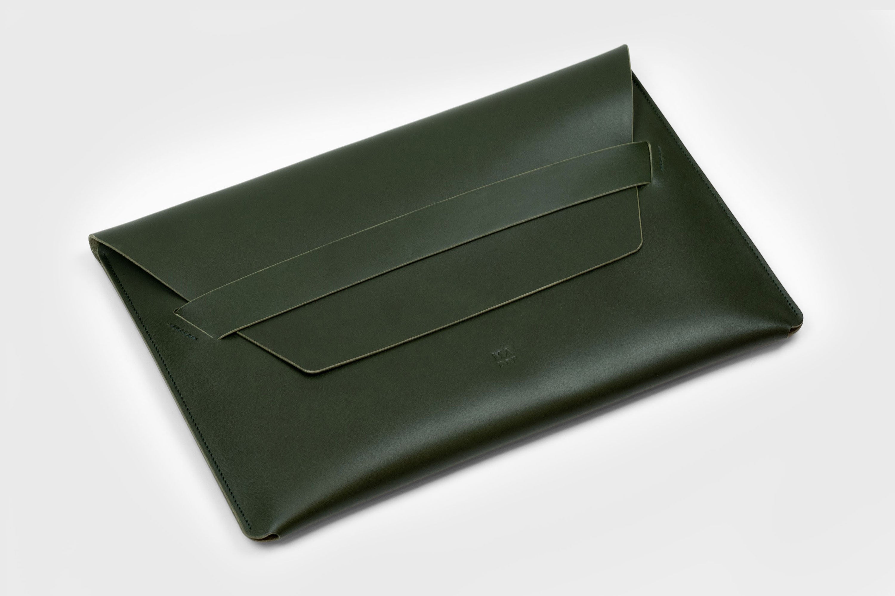 MacBook Air 13 Inch Leather Sleeve Case Dark Olive Green Full Grain Premium Real Leather Minimalistic Design Handmade Premium Atelier Madre Manuel Dreesmann Barcelona Spain