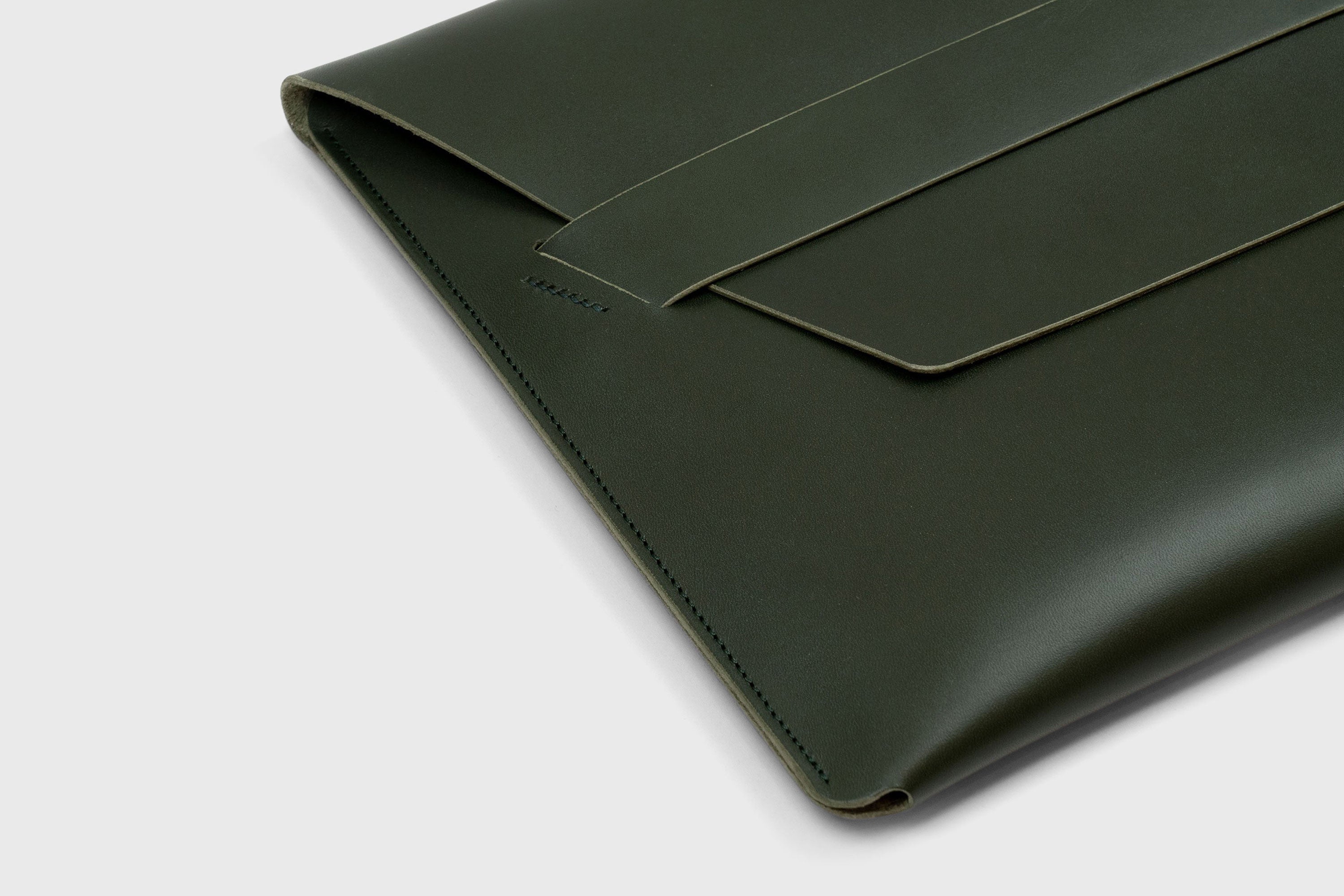 MacBook Air 13 Inch Leather Sleeve Case Dark Olive Green Full Grain Premium Real Leather Minimalistic Design Handmade Premium Atelier Madre Manuel Dreesmann Barcelona Spain