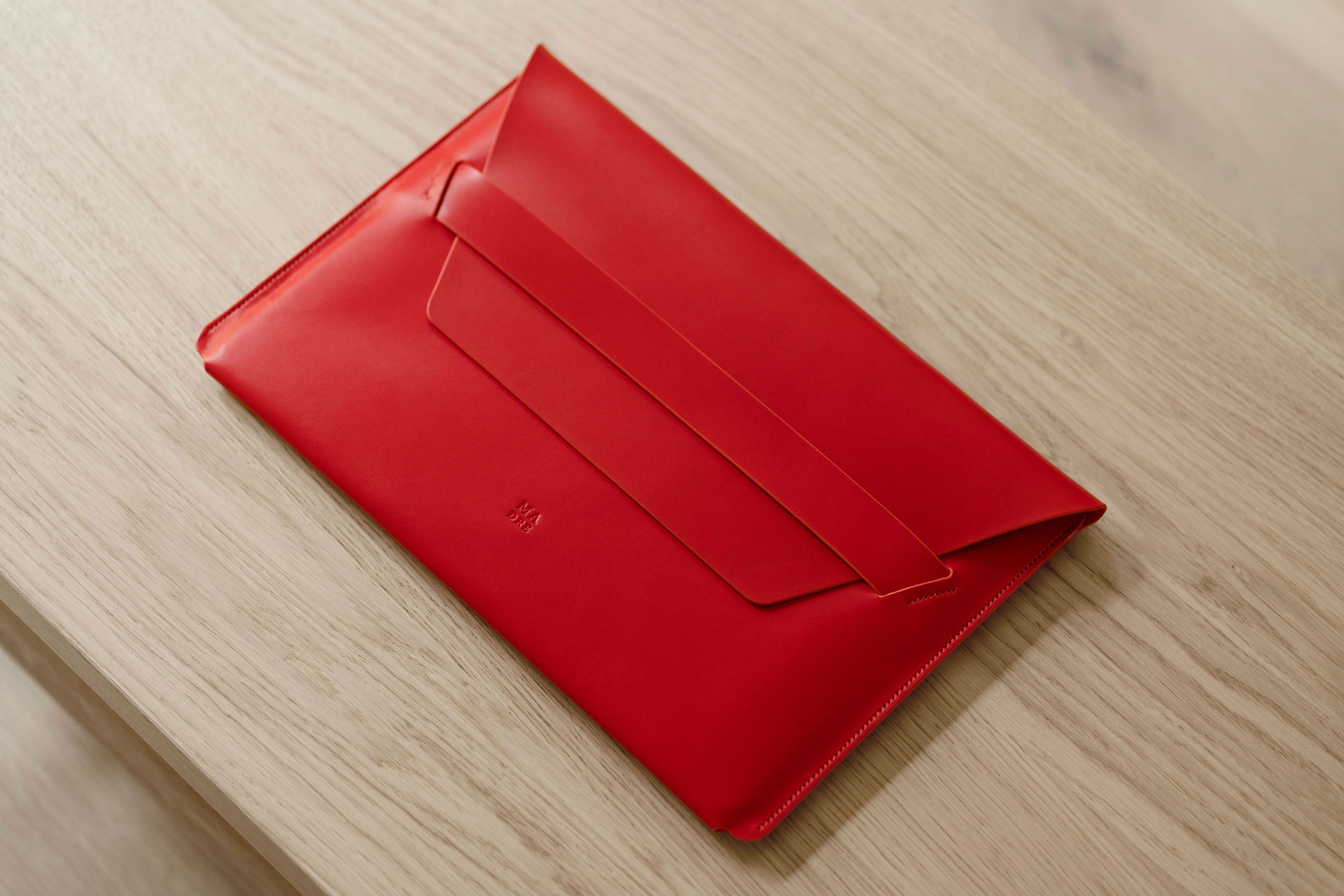 MacBook Air 13 Inch Leather Sleeve Case Red Full Grain Premium Real Leather Minimalistic Design Handmade Premium Atelier Madre Manuel Dreesmann Barcelona Spain