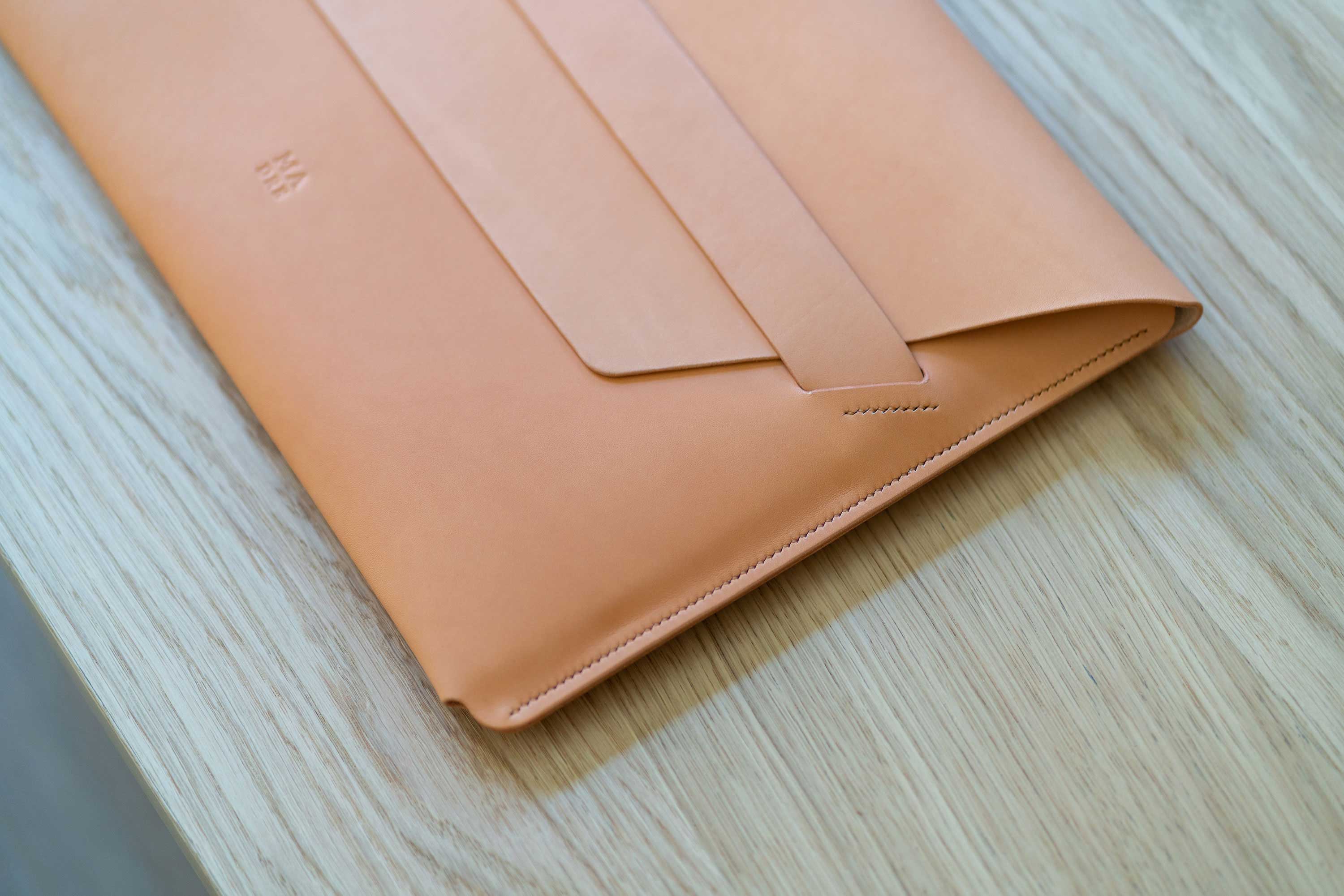 MacBook Air 15 Inch Leather Sleeve Brown Vachetta Leather Full Grain Minimalist Design Atelier Madre Manuel Dreesmann Barcelona Spain