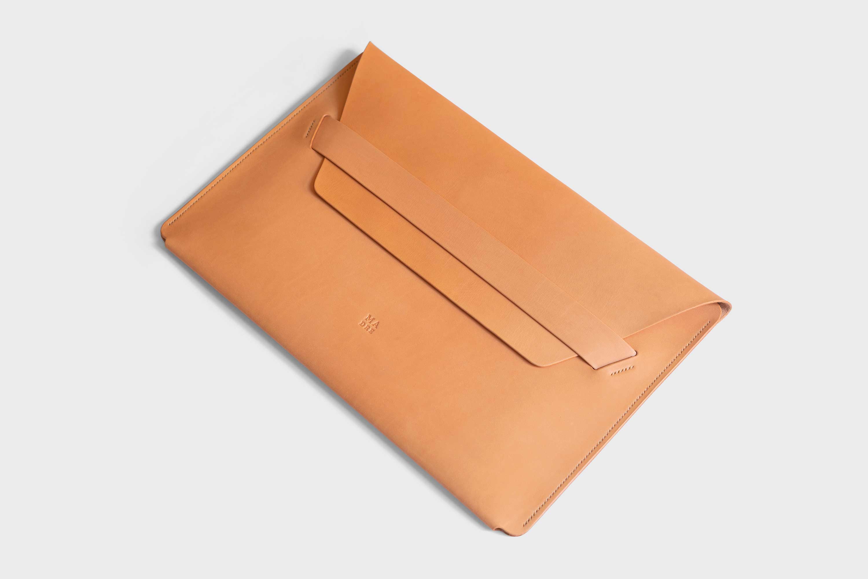 MacBook Air 15 Inch Leather Sleeve Brown Vachetta Leather Full Grain Minimalist Design Atelier Madre Manuel Dreesmann Barcelona Spain