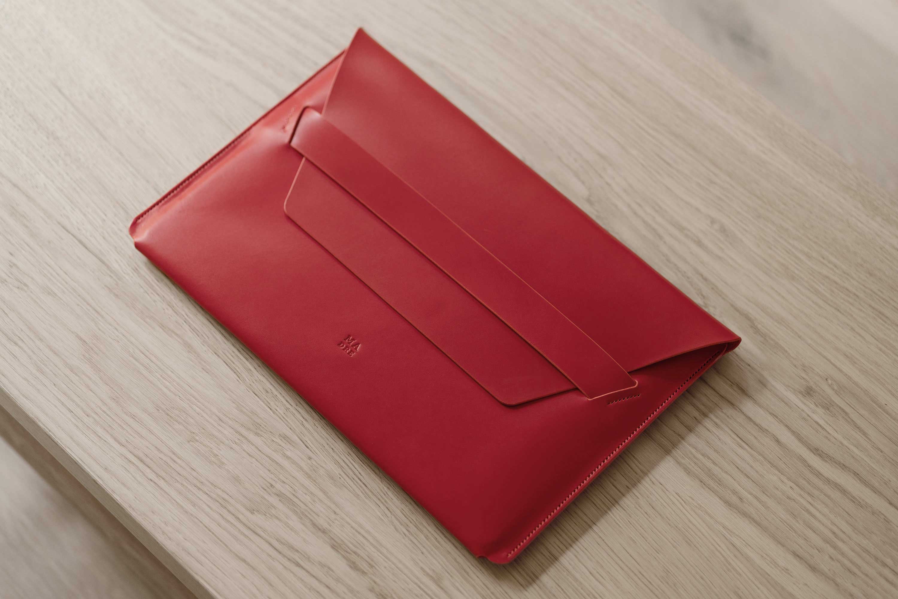 MacBook Air 15 Inch Leather Sleeve Red Leather Full Grain Minimalist Design Atelier Madre Manuel Dreesmann Barcelona Spain