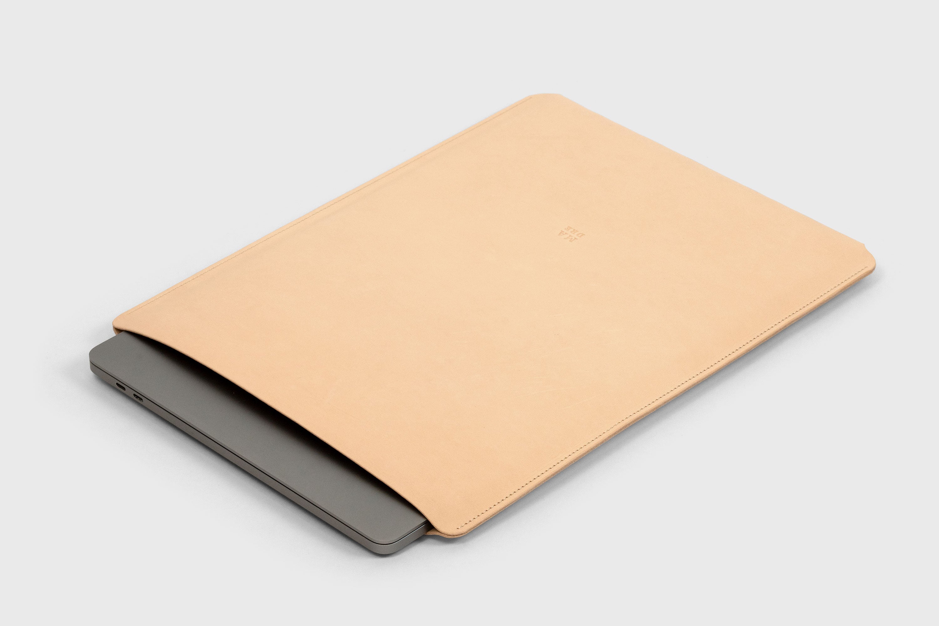 MacBook Air 15 Inch Sleeve Leather Natural Colour Minimalistic Design Premium Quality By Atelier Madre Manuel Dreesmann Atelier Madre Barcelona Spain