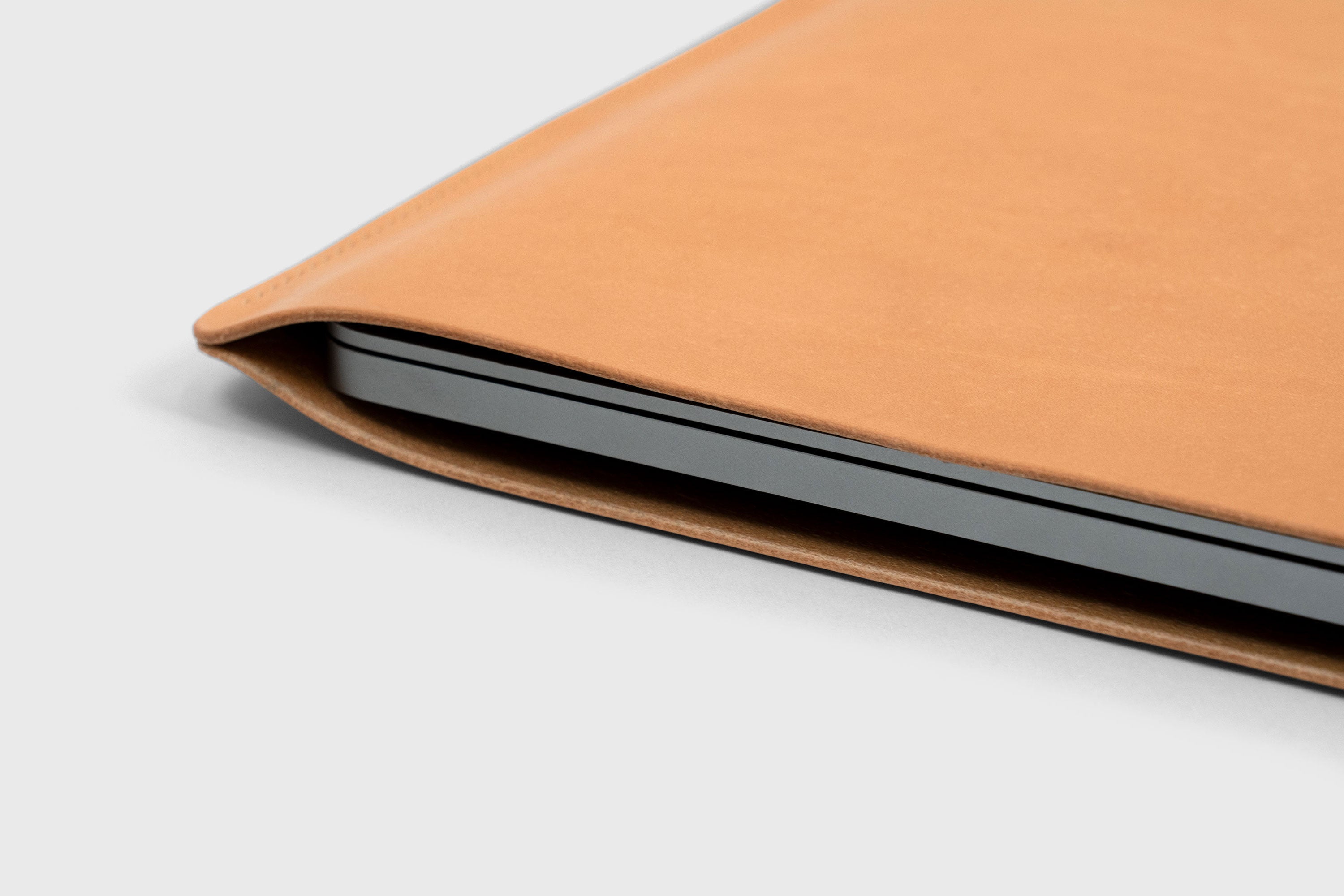 MacBook Air 15 Inch Sleeve Leather Brown Colour Minimalistic Design Premium Quality By Atelier Madre Manuel Dreesmann Atelier Madre Barcelona Spain