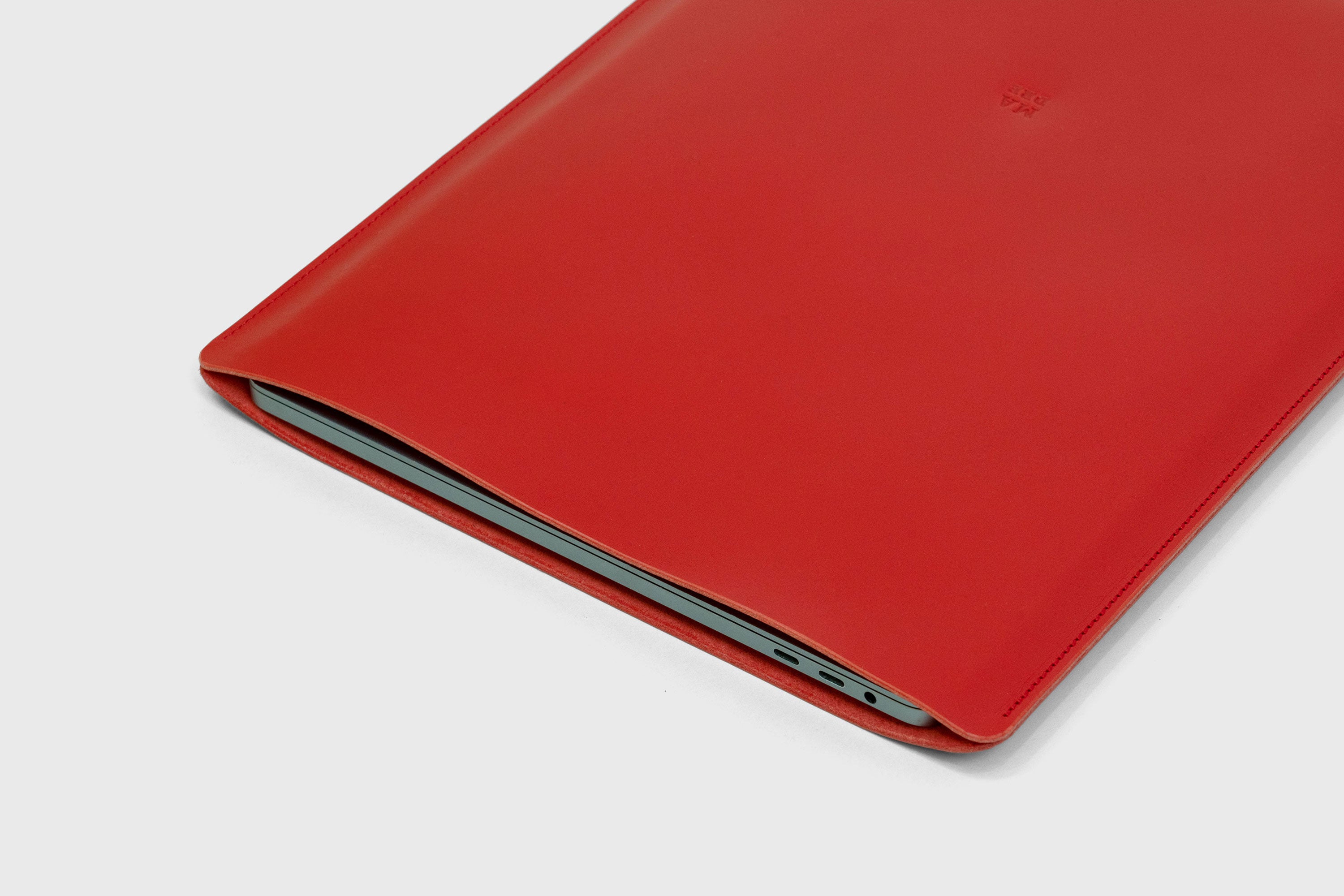 MacBook Air 15 Inch Sleeve Leather Red Colour Minimalistic Design Premium Quality By Atelier Madre Manuel Dreesmann Atelier Madre Barcelona Spain