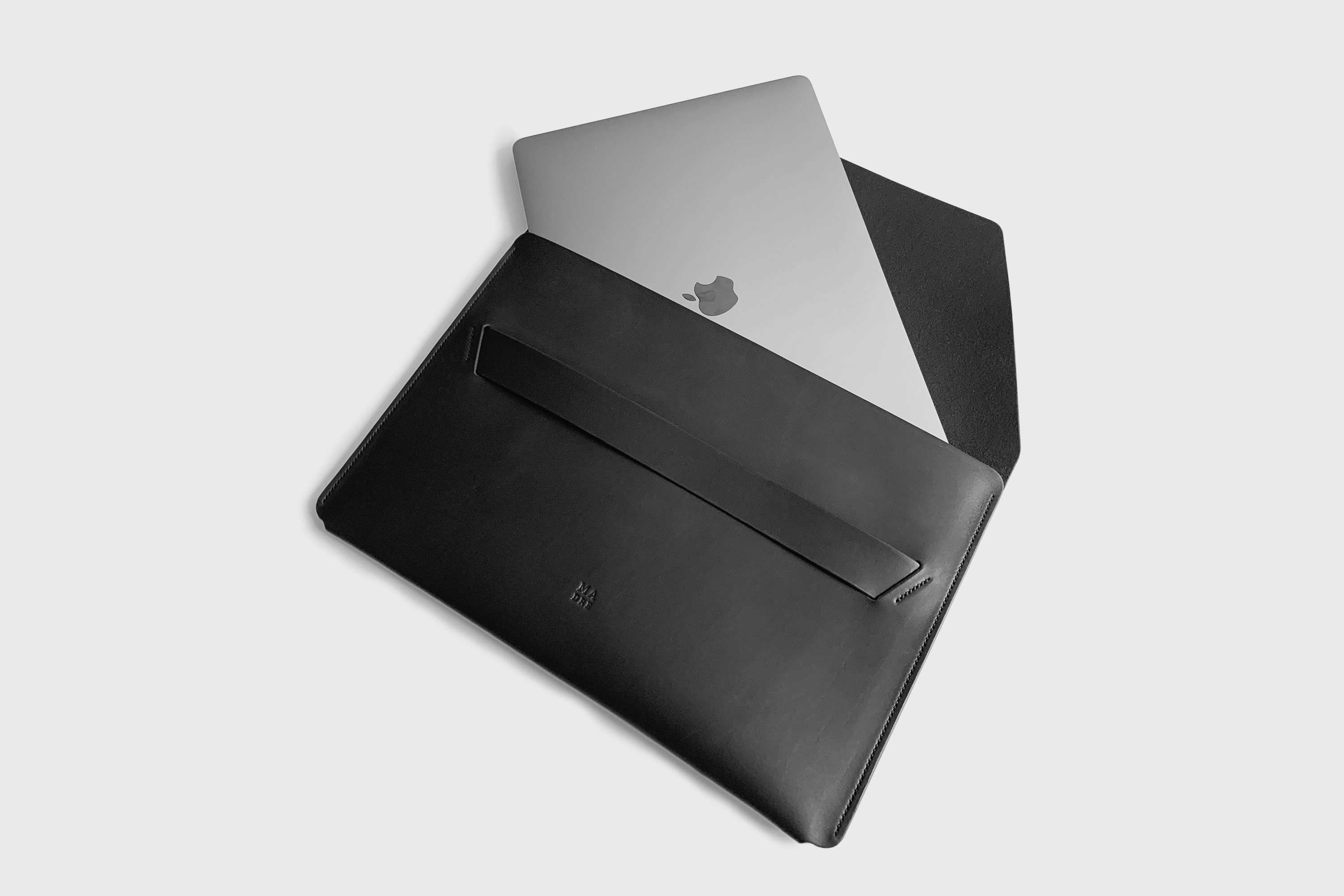 MacBook Pro 13 Inch Sleeve Leather Black Full Grain Vegetable Tanned Real Leather Minimalistic Designer Premium Atelier Madre Manuel Dreesmann Barcelona Spain
