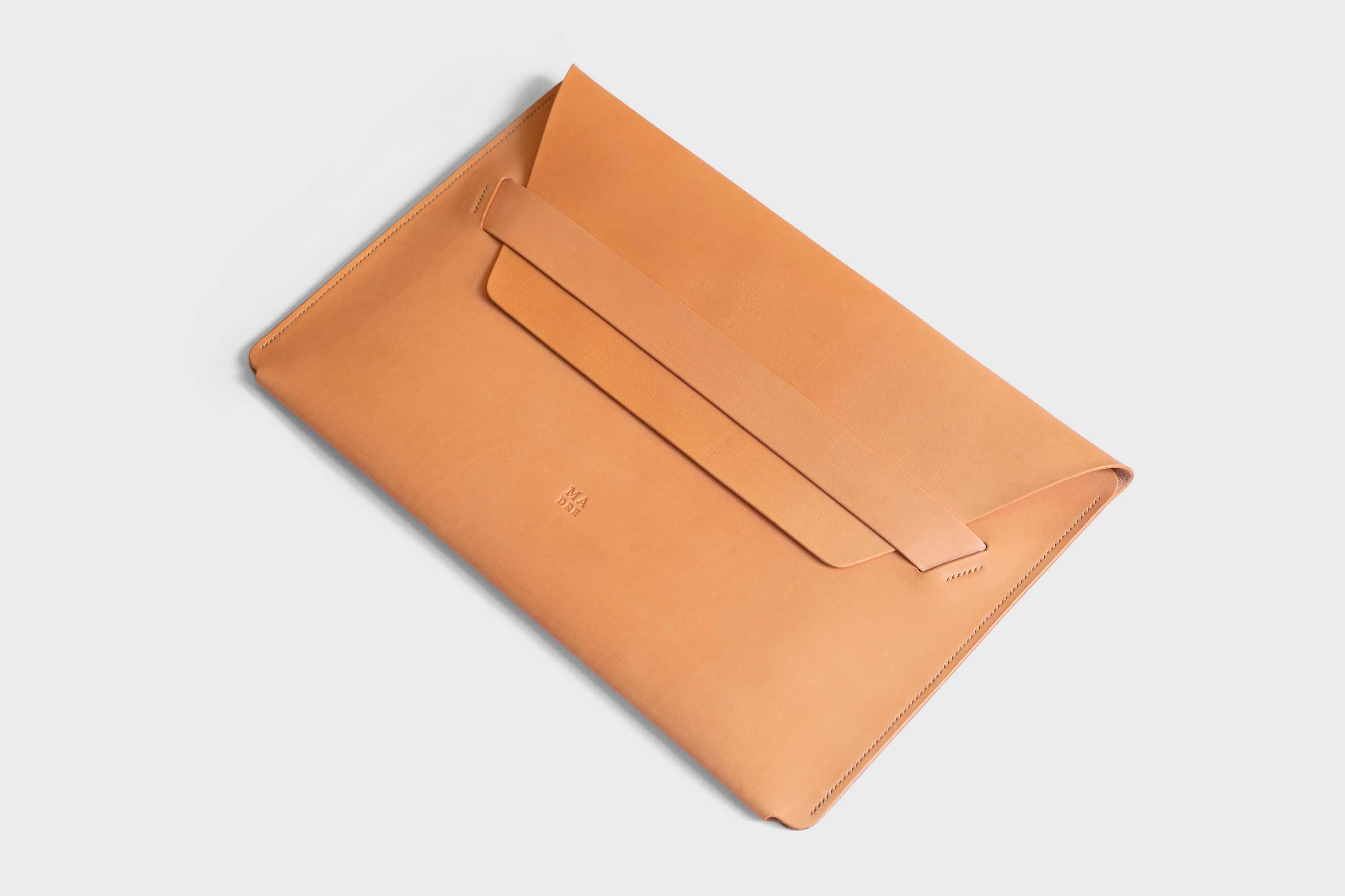 MacBook Pro 13 Inch Sleeve Leather Brown Full Grain Vegetable Tanned Real Leather Minimalistic Designer Premium Atelier Madre Manuel Dreesmann Barcelona Spain