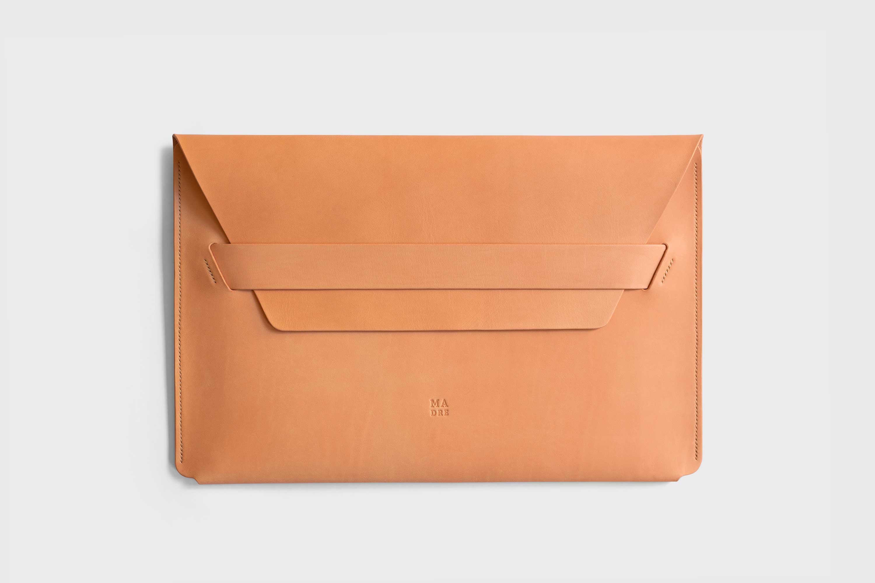 MacBook Pro 13 Inch Sleeve Leather Brown Full Grain Vegetable Tanned Real Leather Minimalistic Designer Premium Atelier Madre Manuel Dreesmann Barcelona Spain